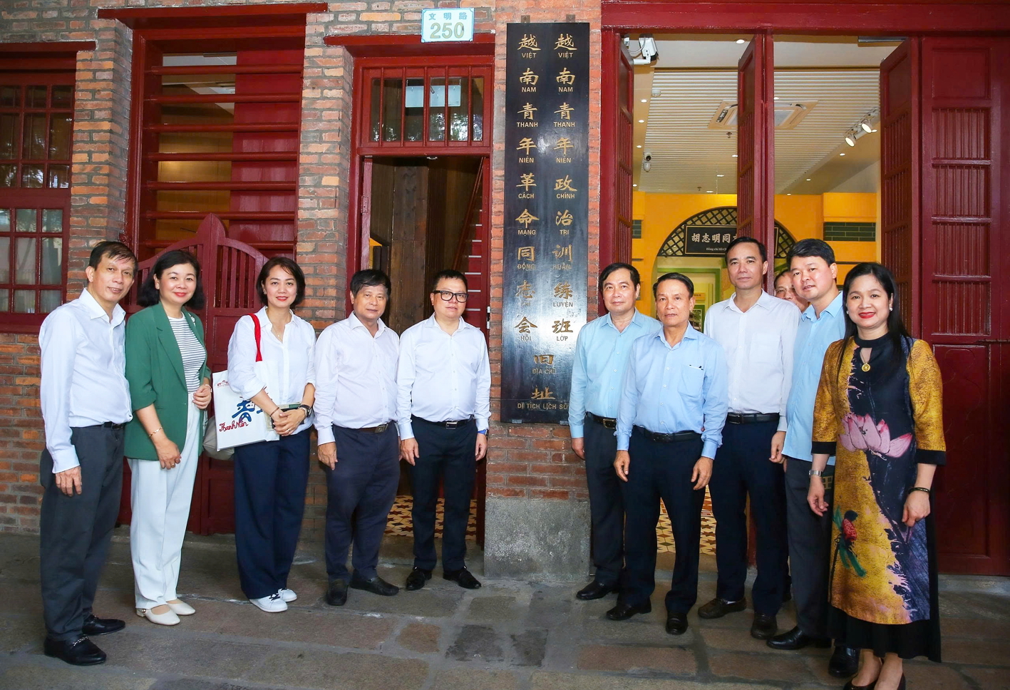 Đoàn công tác Hội Nhà báo Việt Nam thăm di tích lịch sử ngôi nhà số 250 Văn Minh, TP Quảng Châu, Trung Quốc,  nơi Bác Hồ ra tờ báo Thanh Niên ngày 21/6/1925 - ẢNH: SƠN HẢI