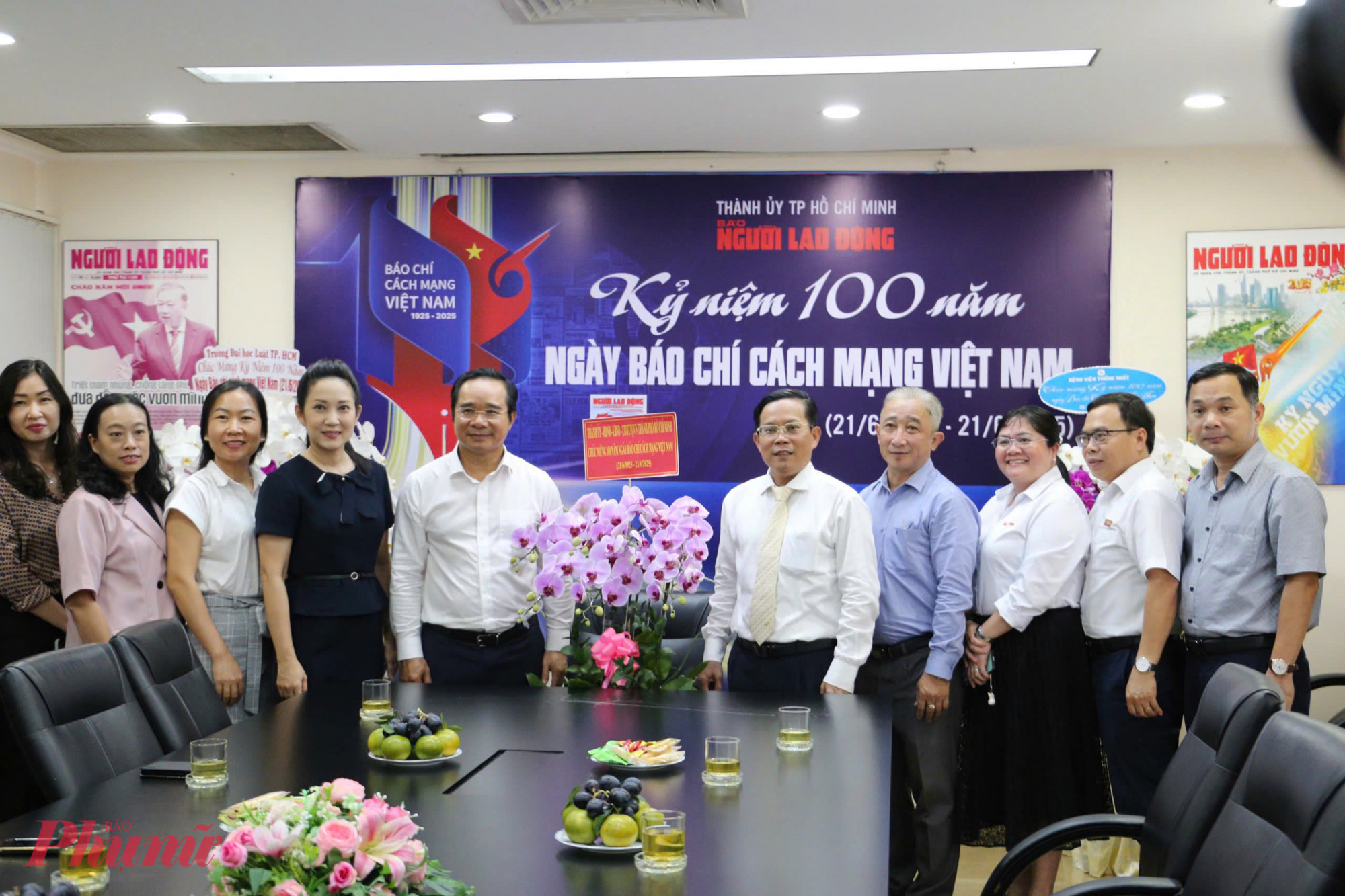 Chủ tịch UBND TPHCM Nguyễn Văn Được thăm hỏi động viên và tặng hoa chúc mừng Báo Người Lao Động - Ảnh: Thanh Tâm