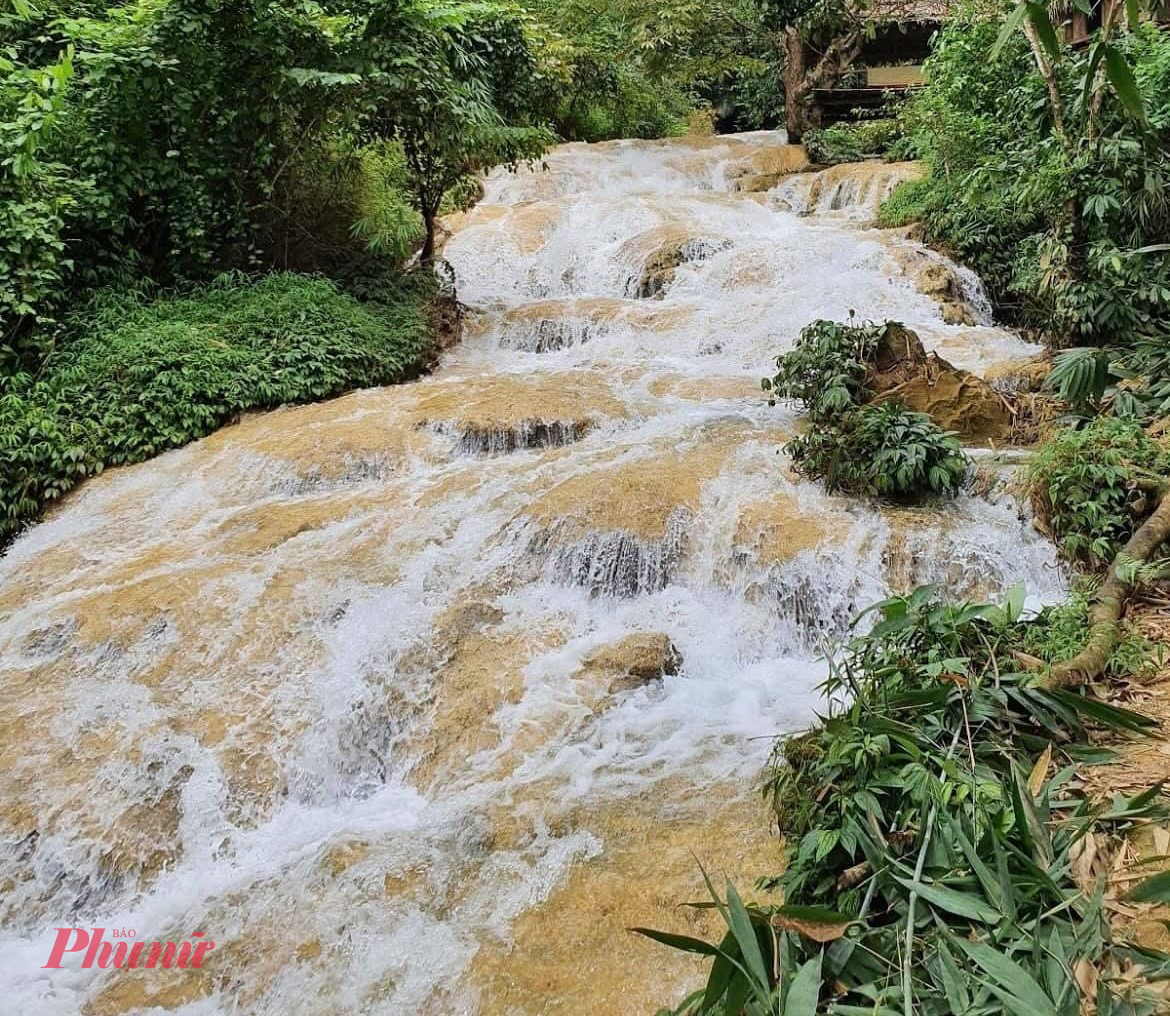 Đến Pù Luông, nghe nhịp thở lành của đất trời Dòng thác Hiêu mát lành