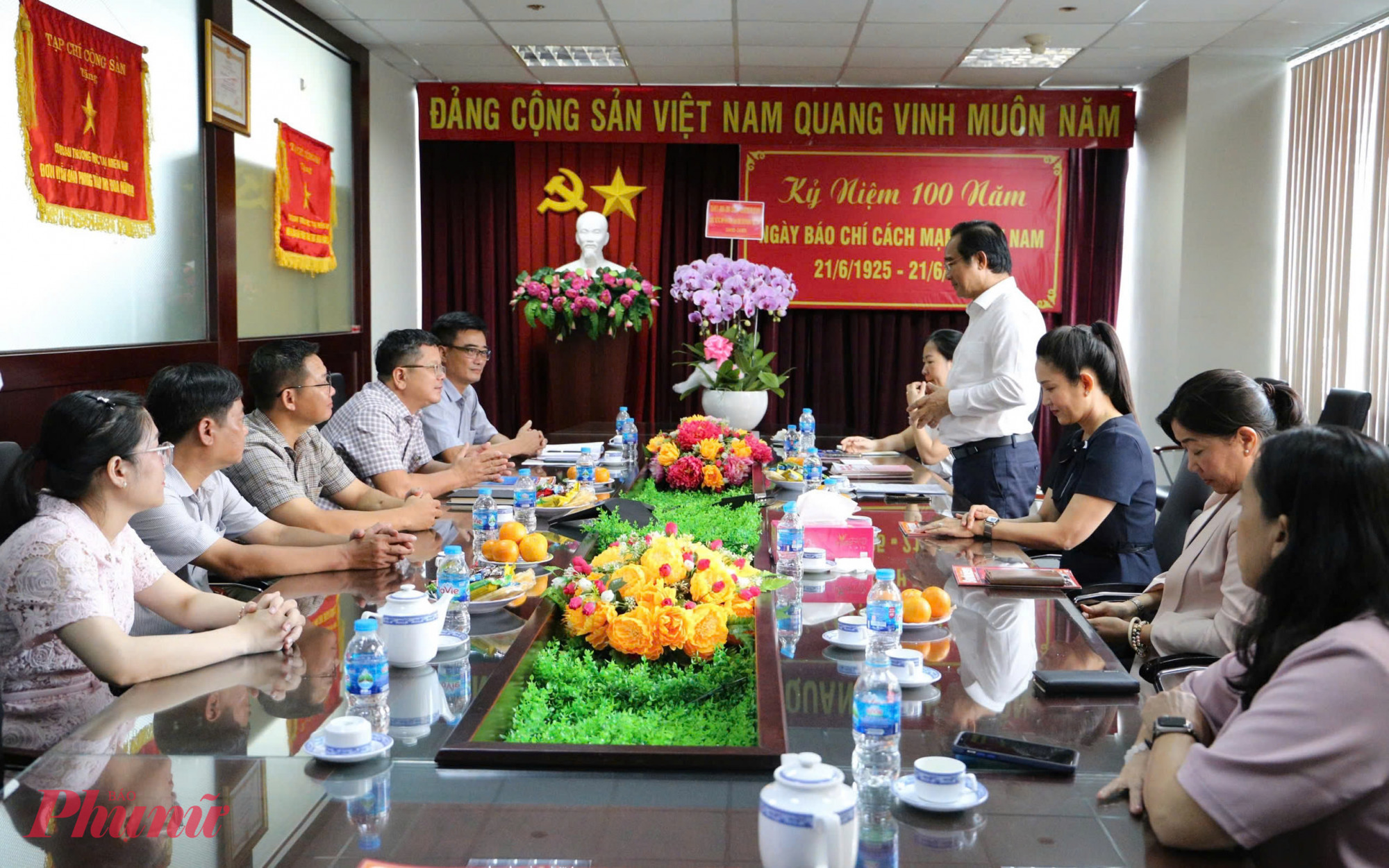 Chủ tịch UBND TPHCM Nguyễn Văn Được thăm hỏi, chúc mừng Tạp chí Cộng sản - Ảnh: Thanh Tâm