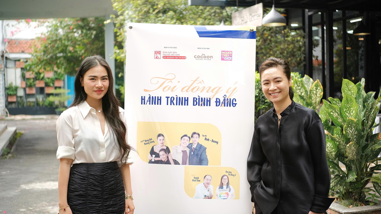“Gia đình là nơi ta được sống trong tình yêu thương” Nữ doanh nhân Đông Anh (bên trái) và Hương Giang tại sự kiện “Tôi đồng ý! Hành trình bình đẳng” - Nguồn ảnh: Nhà xuất bản Phụ nữ Việt Nam