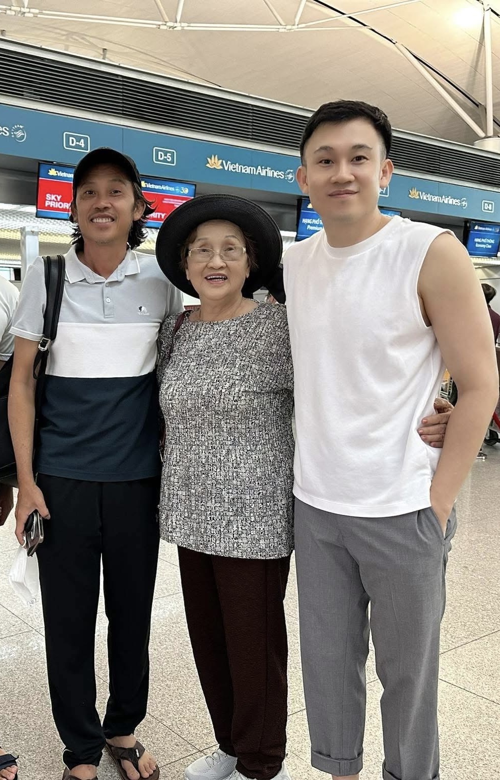 Nghệ sĩ Hoài Linh và ca sĩ Dương Triệu Vũ tiễn mẹ đi Mỹ vào cuối tháng 5 vừa qua