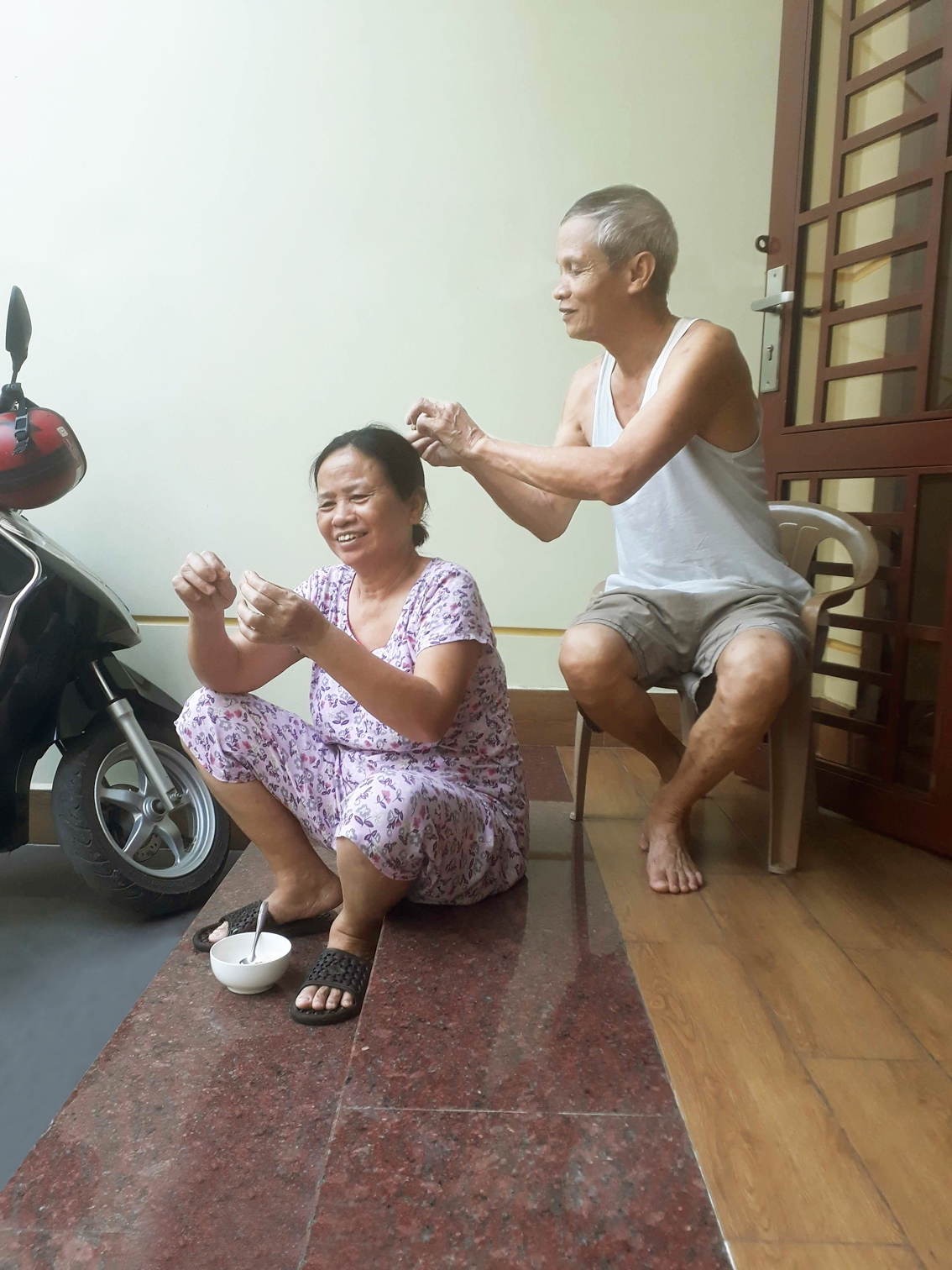 Ba nhổ tóc bạc cho mẹ - Ảnh do nhân vật cung cấp