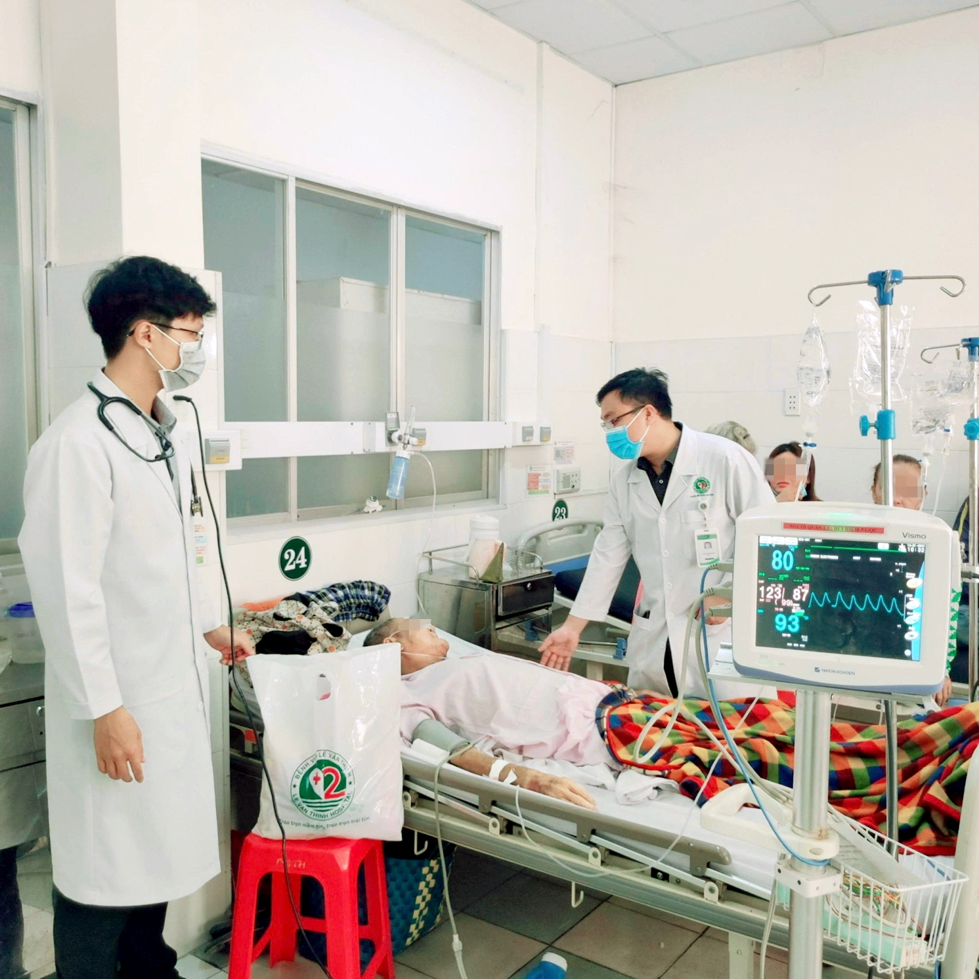 Bác sĩ Cao Thành Nguyên đang khám cho một trường hợp viêm phổi trở nặng - ẢNH: T.N.