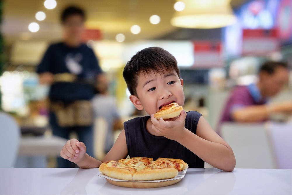 Hãy chú ý tới “lỗ hổng vi chất” trong khẩu phần của trẻ Trẻ ăn bữa chưa cân đối, thiếu rau quả và đa dạng thực phẩm - Ảnh: FCV