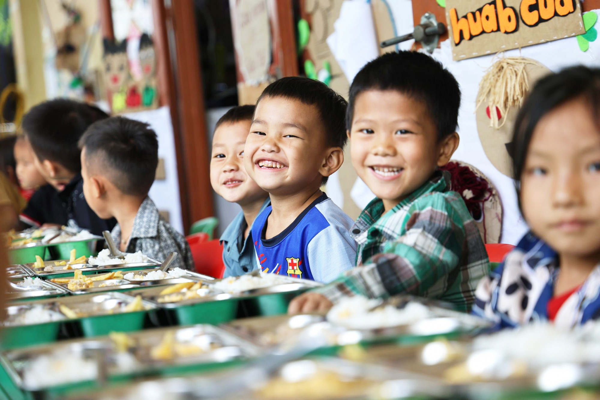 Bữa trưa bán trú của các cháu mầm non ở 2 điểm trường của Trường mầm non Thạch Lâm, huyện Bảo Lâm, tỉnh Cao Bằng được Quỹ Vì tầm vóc Việt bảo trợ ẢNH: V.S.F.