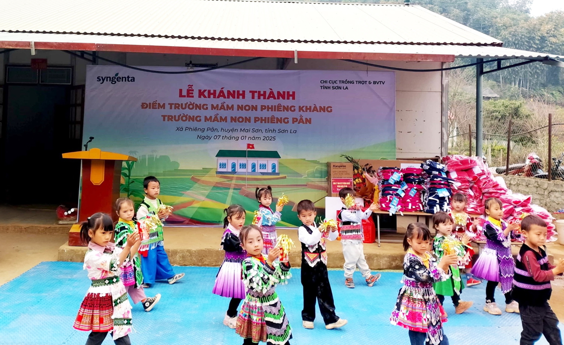 Khu trò chơi từ vật liệu tái chế tại điểm trường 1-2 của Trường mầm non Yên Phú (huyện Hàm Yên, tỉnh Tuyên Quang) - ẢNH: M.T.