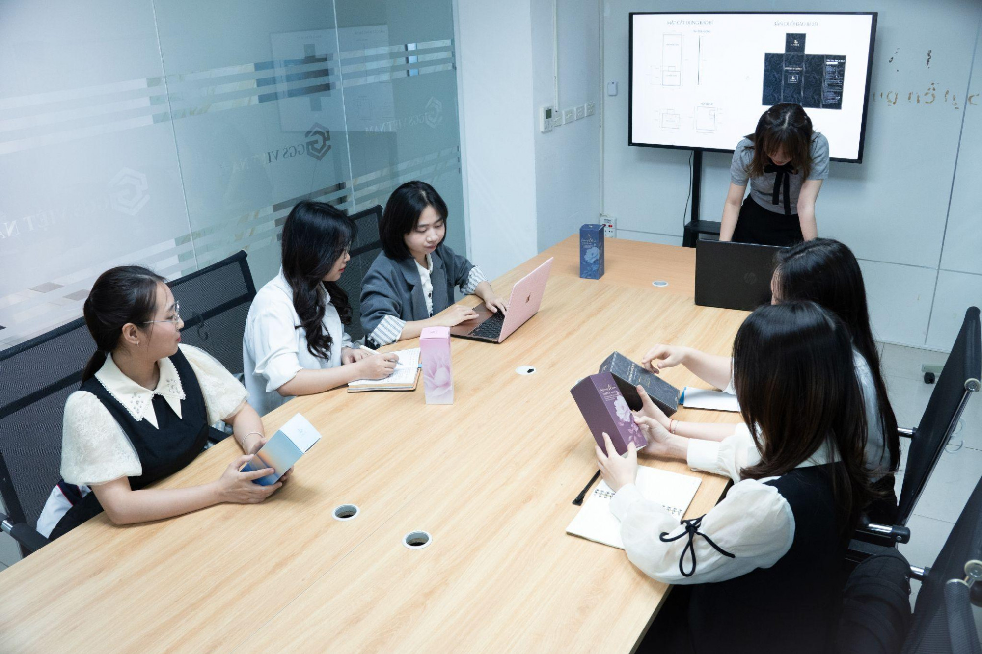 Đội ngũ Lanux trong quá trình phát triển concept mùi hương tại văn phòng thương hiệu - Ảnh: Lanux