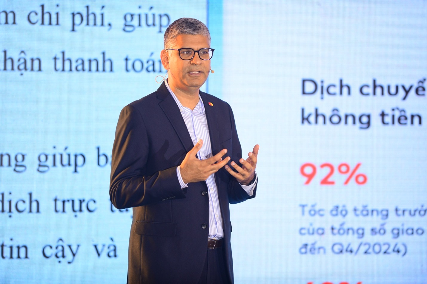 Ông Sapan Shah, Phó Chủ tịch Cấp cao, Phụ trách Mạng lưới Chấp nhận Thanh toán - Khu vực châu Á - Thái Bình Dương Mastercard trình bày ý kiến tại Hội thảo “Ngày không tiền mặt 2025” - Ảnh: NT