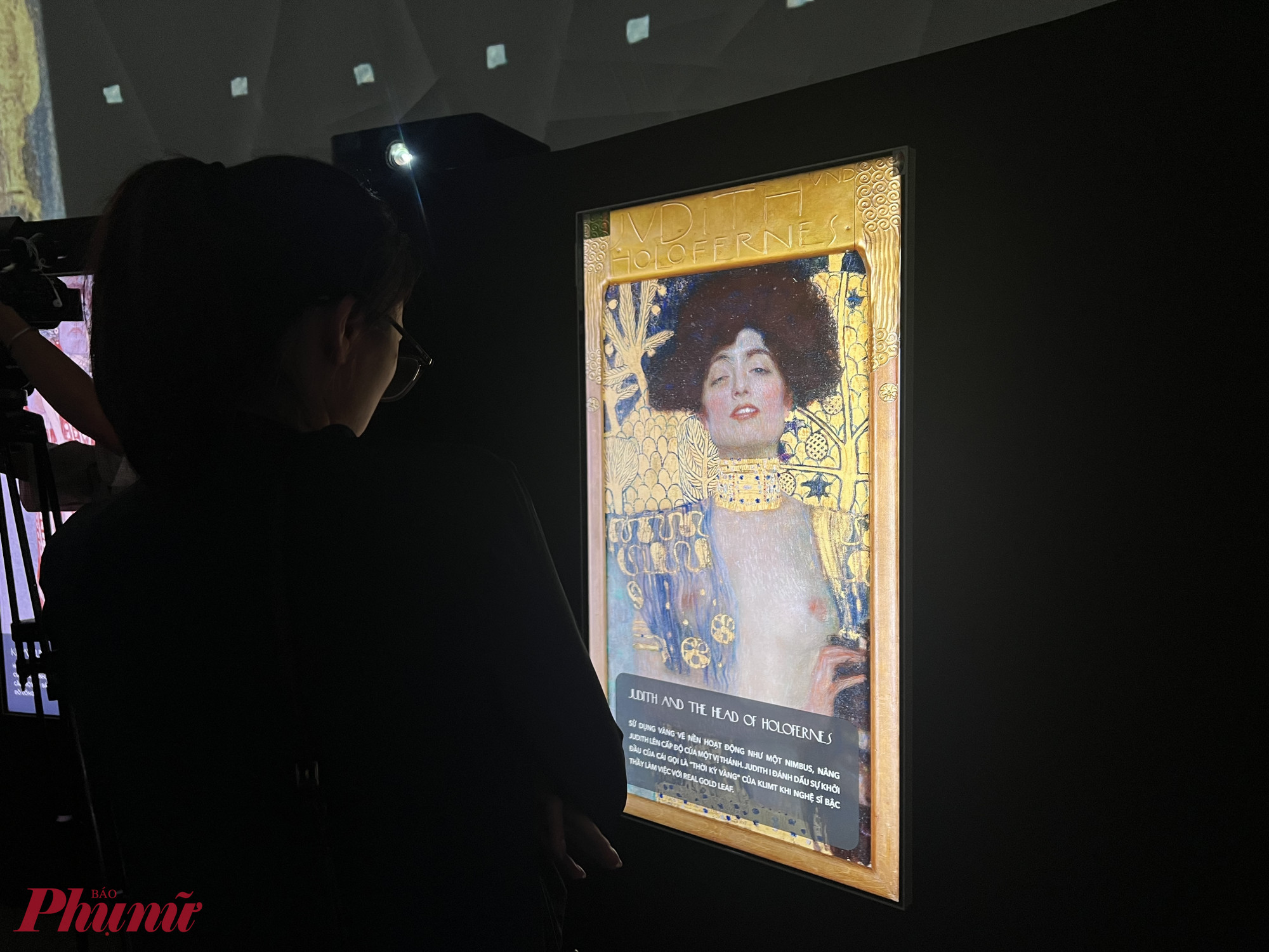 Người xem nhìn ngắm bức tranh của danh hoạ Gustav Klimt 