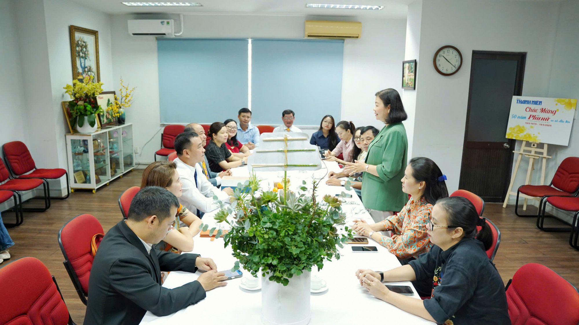 Bà Lý Việt Trung - Tổng biên tập Báo Phụ Nữ TPHCM tiếp đón và trò chuyện với đoàn trường Đại học Khoa học Xã hội và Nhân văn - Ảnh: Nguyễn Quang