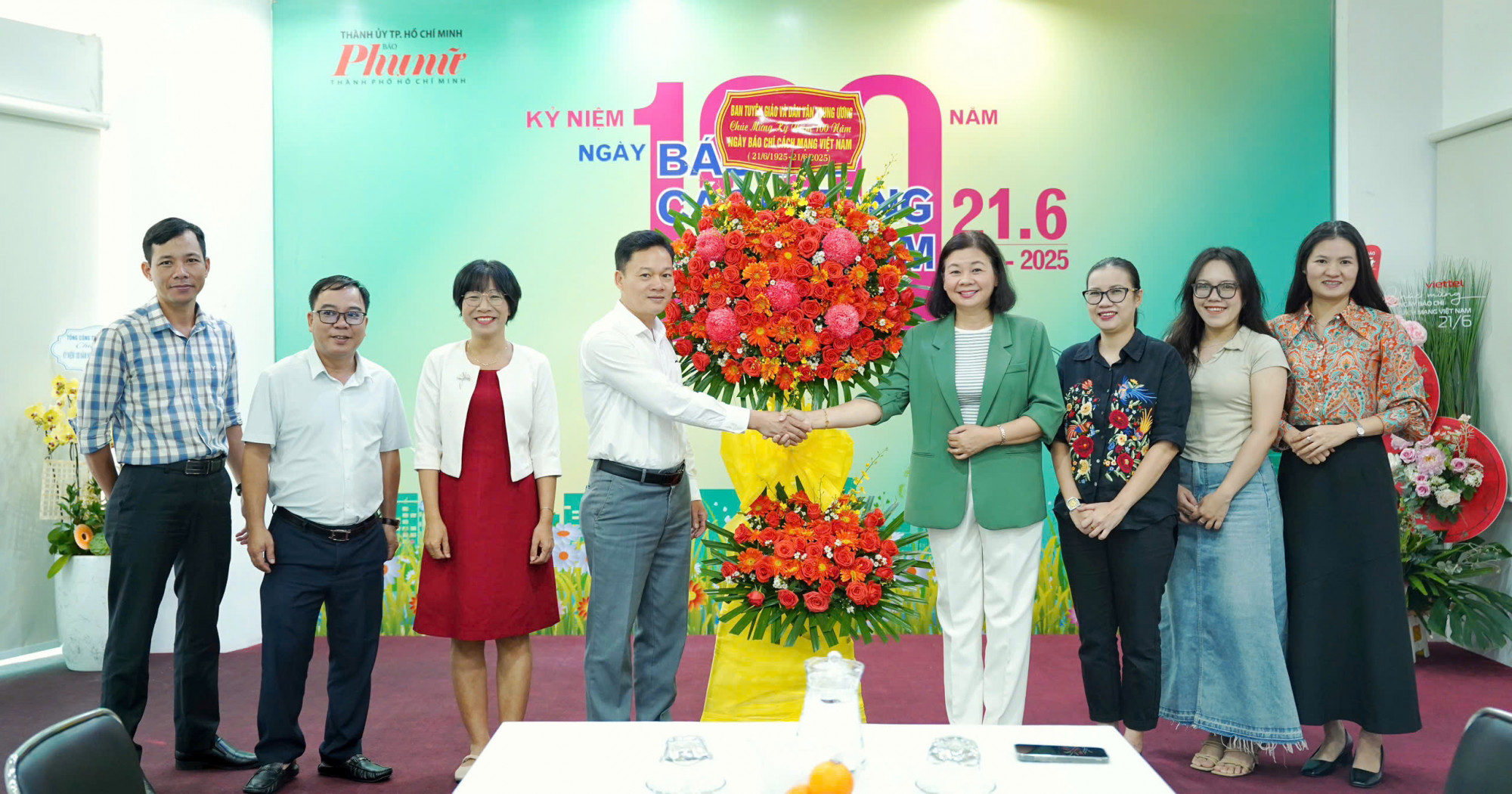 Nguyễn Huy Ngọc Vụ Trưởng Vụ Địa Phương 3 Ban Tuyên Giáo Và Dân Vận Trung Ương viếng thăm và tặng quà cho Báo Phụ Nữ TPHCM nhân dịp 100 năm Ngày báo chí Cách mạng 21/6