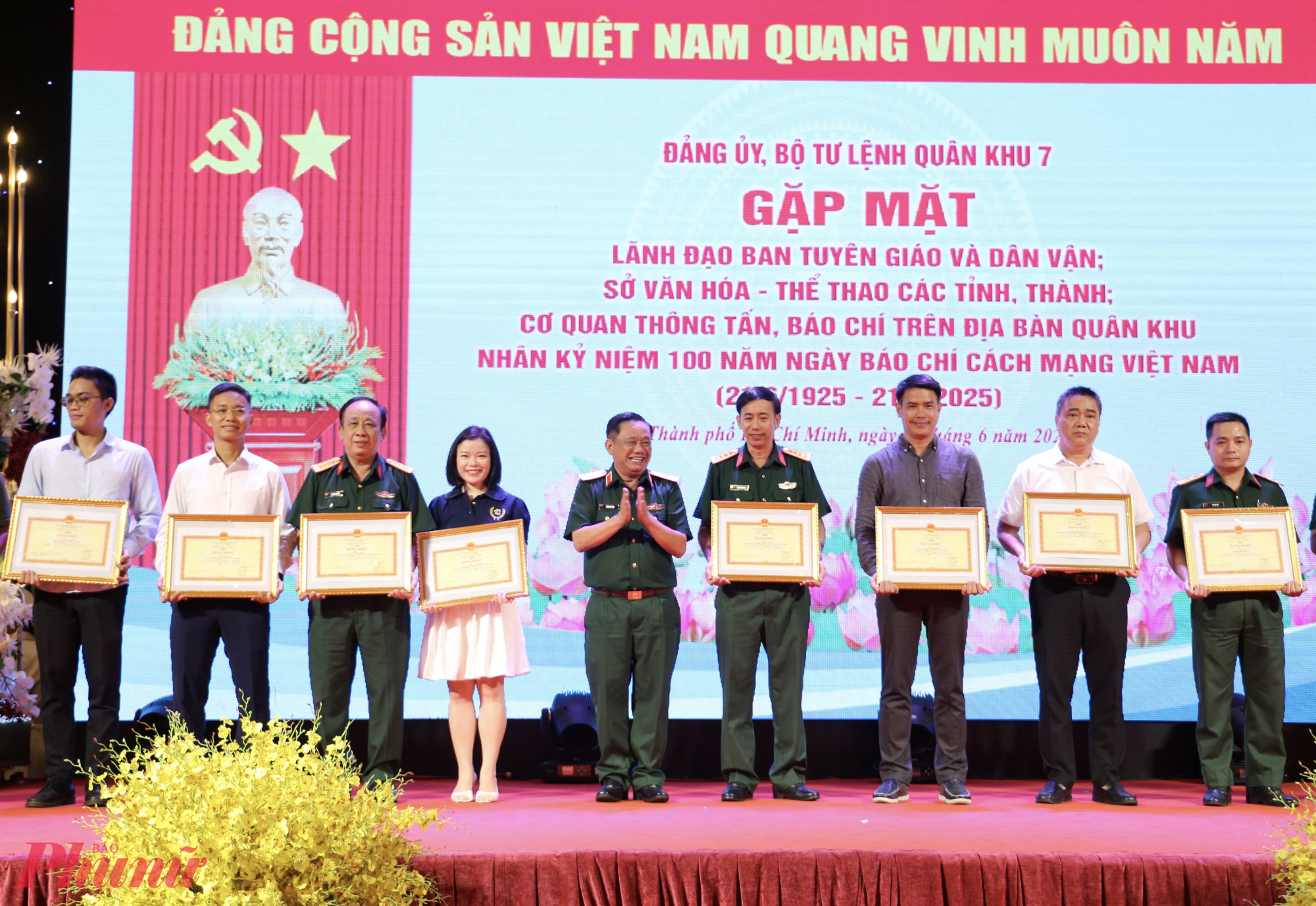 Bộ Tư lệnh Quân khu 7 trao Bằng khen cho các tập thể, cá nhân có thành tích xuất sắc trong phối hợp tuyên truyền hoạt động của Lực lượng vũ trang Quân khu 7 năm 2024 và 6 tháng đầu năm 2025 - Ảnh: Thanh Tâm