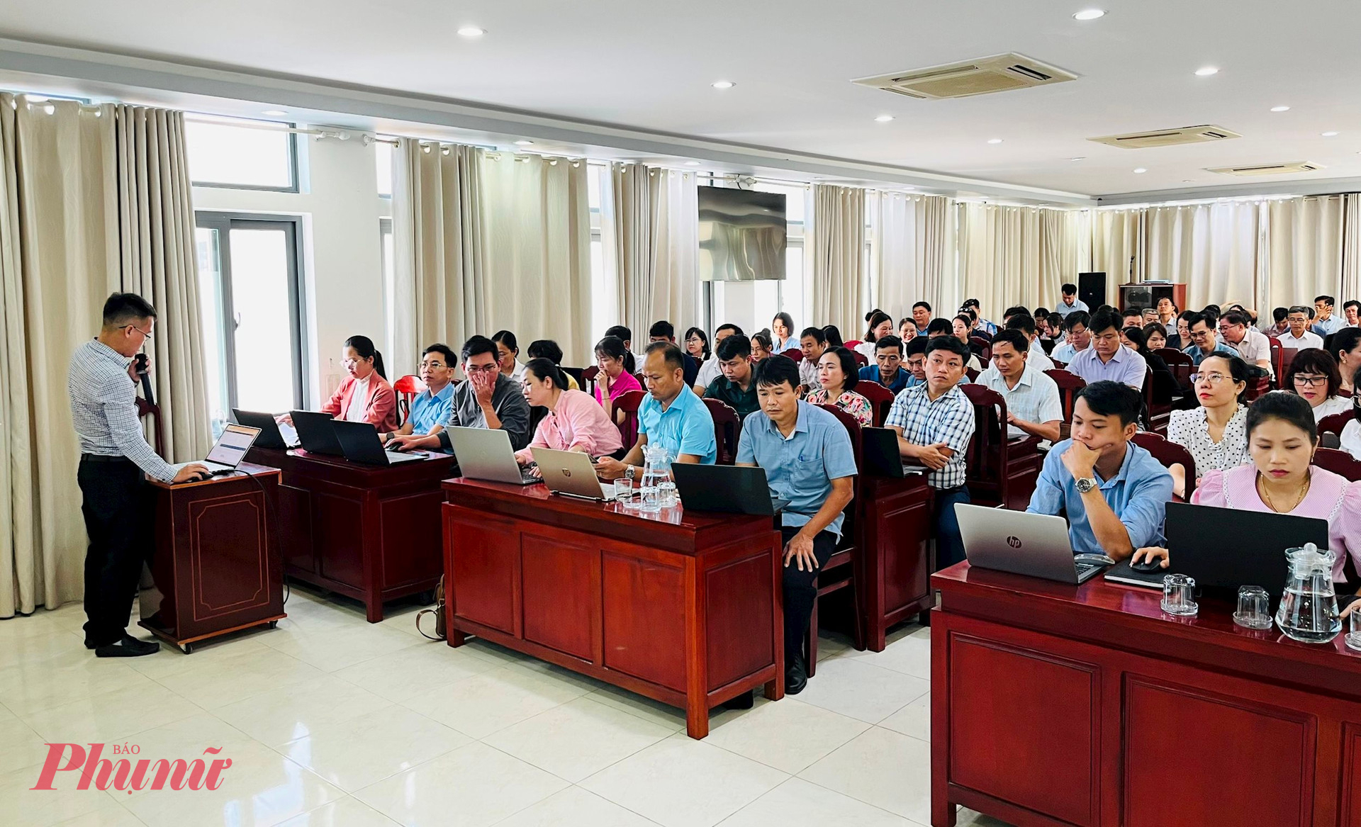 Các cán bộ phường, xã mới học tập huấn sử dụng hệ thống quản lý văn bản và điều hành của TP Đà Nẵng