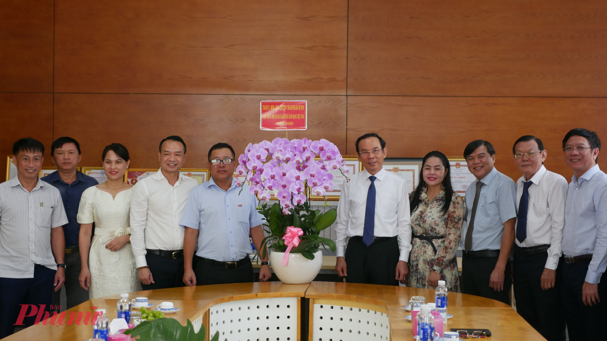 Bí thư Thành ủy TPHCM Nguyễn Văn Nên chúc mừng cnhân kỷ niệm 100 năm Ngày Báo chí Cách mạng Việt Nam.