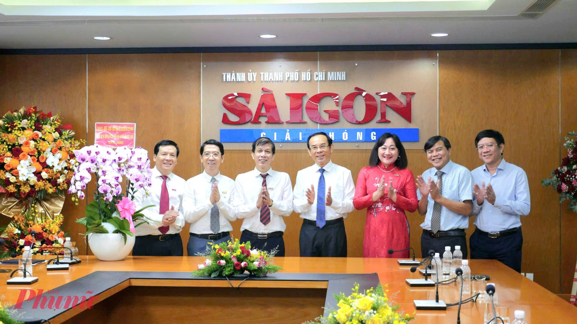 Bí thư Thành ủy TPHCM Nguyễn Văn Nên tặng hoa chúc mừng Báo Sài Gòn Giải phóng (SGGP) nhân kỷ niệm 100 năm Ngày Báo chí Cách mạng Việt Nam.