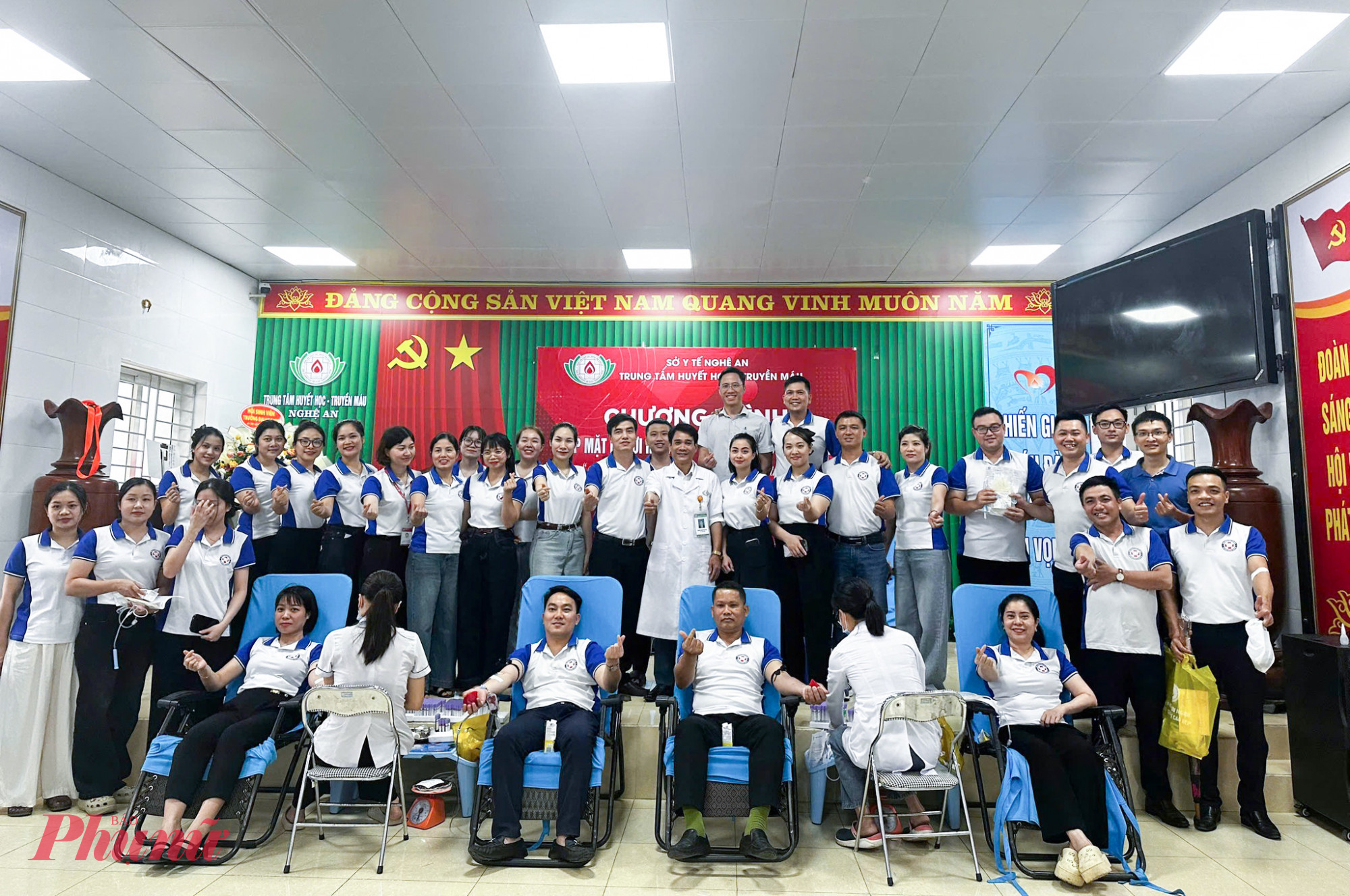 Đội ngũ y bác sĩ ở các bệnh viện tham gia hiến máu - Ảnh: Khánh Trung
