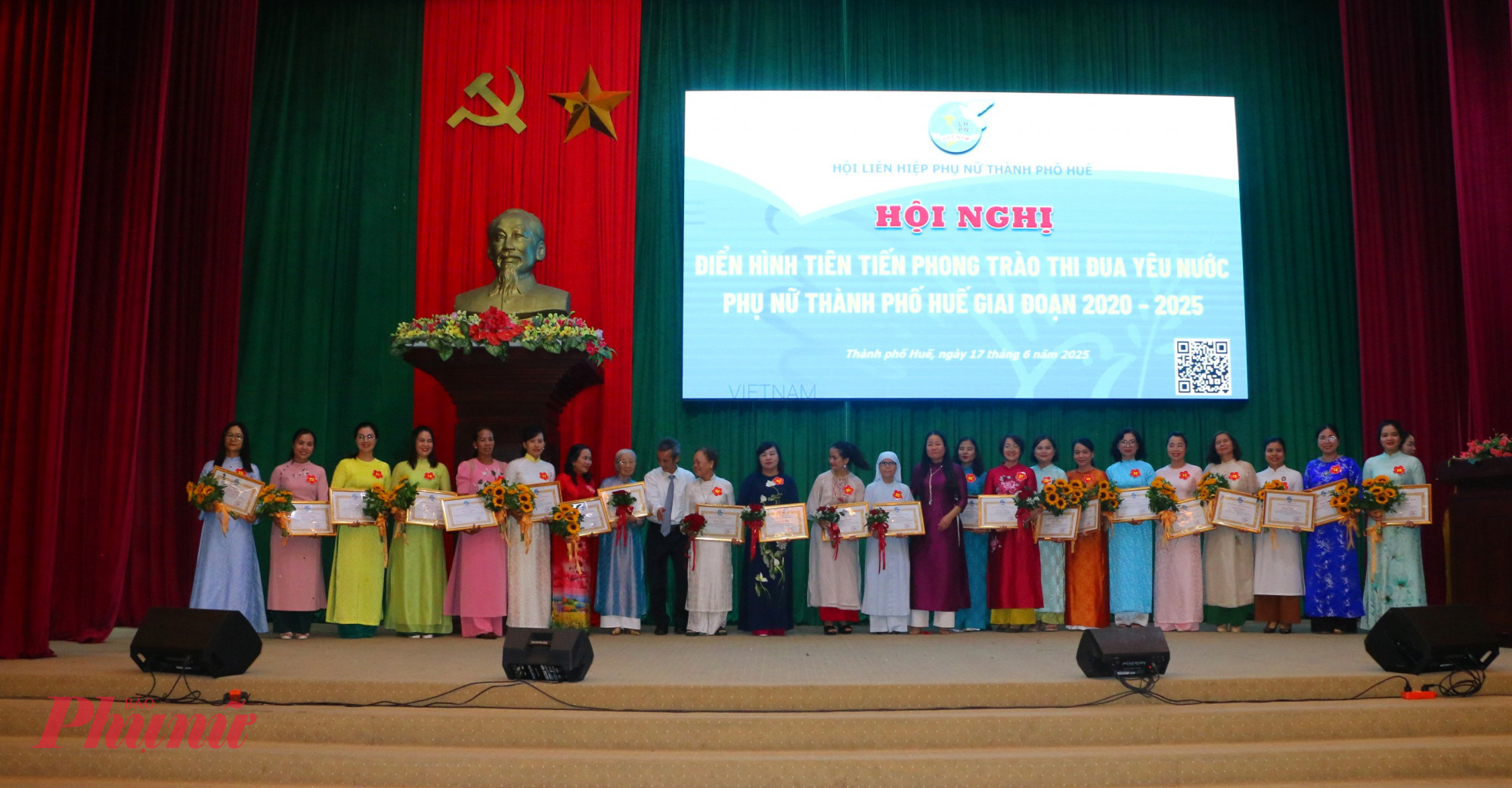 Các đại biểu chụp hình lưu niệm