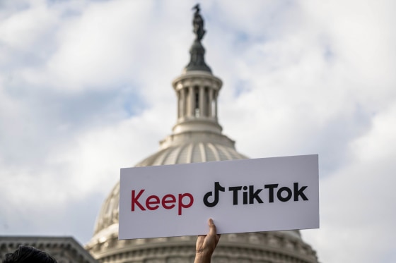 Một người cầm biển ủng hộ TikTok tại Tòa nhà Quốc hội Mỹ - Ảnh: Getty image