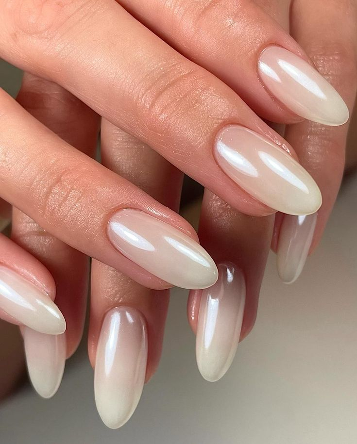 Mẫu móng trắng sương ánh chrome. Lớp nền trắng sữa trong mờ kết hợp hiệu ứng ánh kim nhẹ tạo nên tổng thể mềm mại và thuần khiết. Bề mặt trơn láng phản chiếu ánh sáng nhẹ, khiến móng tay trông mịn như phủ sương. Thiết kế này không cần chi tiết trang trí cầu kỳ vẫn có thể tạo được điểm nhấn riêng. Cân bằng giữa vẻ thanh thoát và nét hiện đại giúp kiểu móng này dễ dàng xuất hiện trong cả môi trường chuyên nghiệp lẫn các buổi gặp mặt cuối tuần.