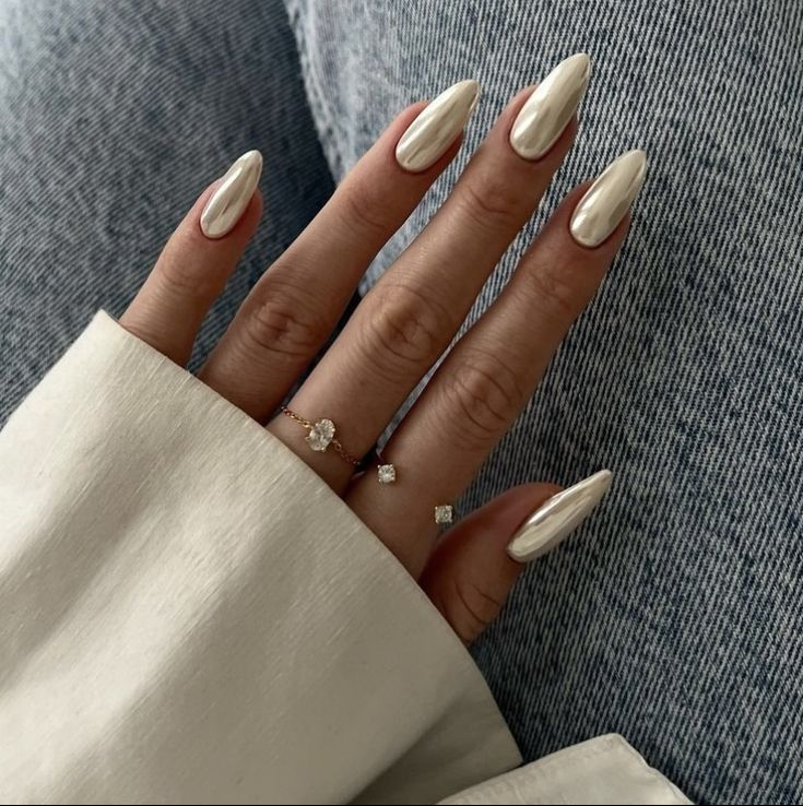 Móng trắng ánh gương dáng oval Lớp chrome trắng bóng sáng được phủ toàn bộ móng tạo hiệu ứng gương phản chiếu rõ nét. Dáng oval mềm mại làm dịu đi độ sắc của bề mặt ánh kim, giữ lại nét nữ tính và thanh lịch. Mẫu móng này gợi cảm giác sang trọng, không cần thêm chi tiết vẫn nổi bật dưới ánh nắng mùa hè.