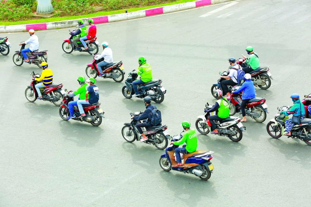 nhóm tài xế công nghệ và giao hàng (khoảng 400.000 người) là mục tiêu ưu tiên hàng đầu trong giai đoạn đầu chuyển đổi (Ảnh minh họa)