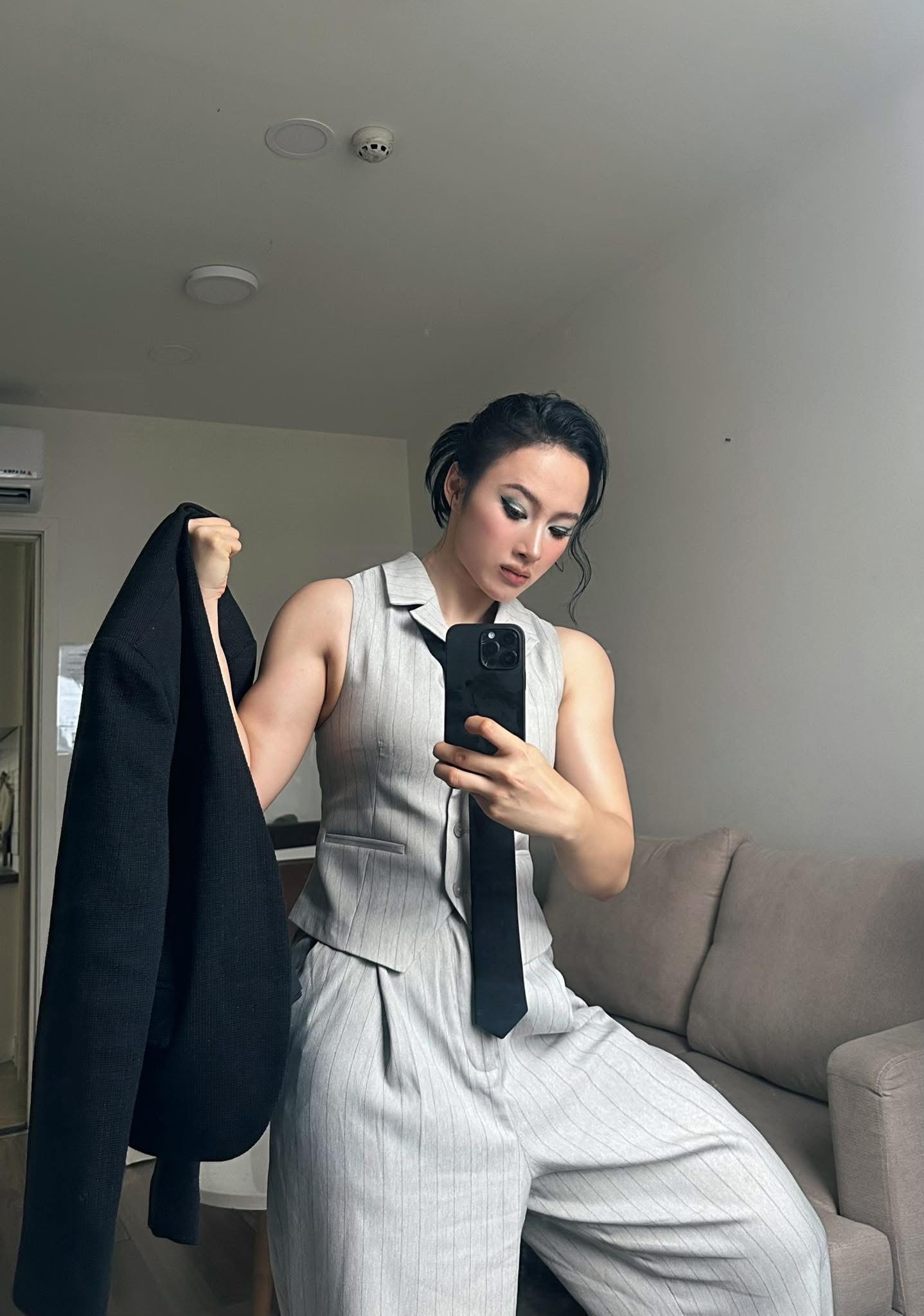 Kể từ ''độ'' body, Angela Phương Trinh chuyển hướng phong cách thời trang sang menswear cá tính và mạnh mẽ. Thay cho những thiết kế gợi cảm, nữ tính quen thuộc, cô  xuất hiện trong loạt outfit đậm chất menswear gồm áo vest, áo ghi lê phối cùng quần ống rộng mang hơi hướng unisex. Phong cách này không chỉ làm nổi bật hình thể săn chắc mà còn thể hiện rõ tinh thần tự do, phá cách của nữ diễn viên.