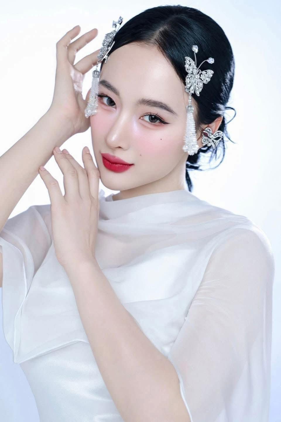 Angela Phương Trinh đang thể hiện sự linh hoạt trong phong cách cá nhân: từ vẻ khỏe khoắn, “lực sĩ” đến hình tượng dịu dàng, thuần khiết.