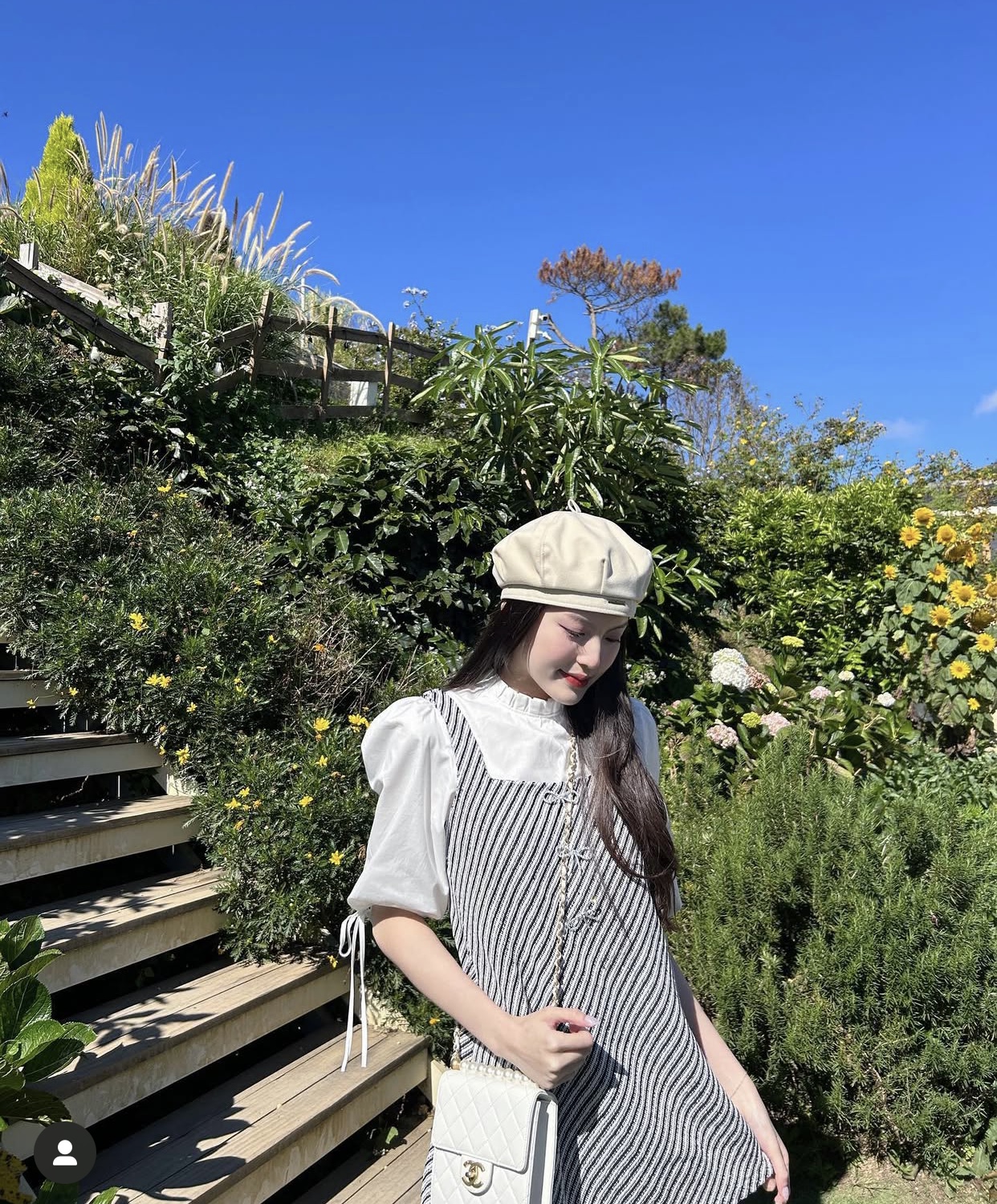 Tăng Mỹ Hàn biến hóa với phong cách thời trang Parisian chic pha cổ điển Hàn Quốc. Bản phối tinh tế giữa màu sắc trung tính, phom dáng nữ tính và phụ kiện hàng hiệu thanh lịch giúp cô nàng ghi điểm tuyệt đối. Chiếc túi xách Chanel cổ điển tông tắng mang tính biểu tượng góp phần ''nâng tầm'' tổng thể trang phục trở nên thanh lịch, đẳng cấp hơn.