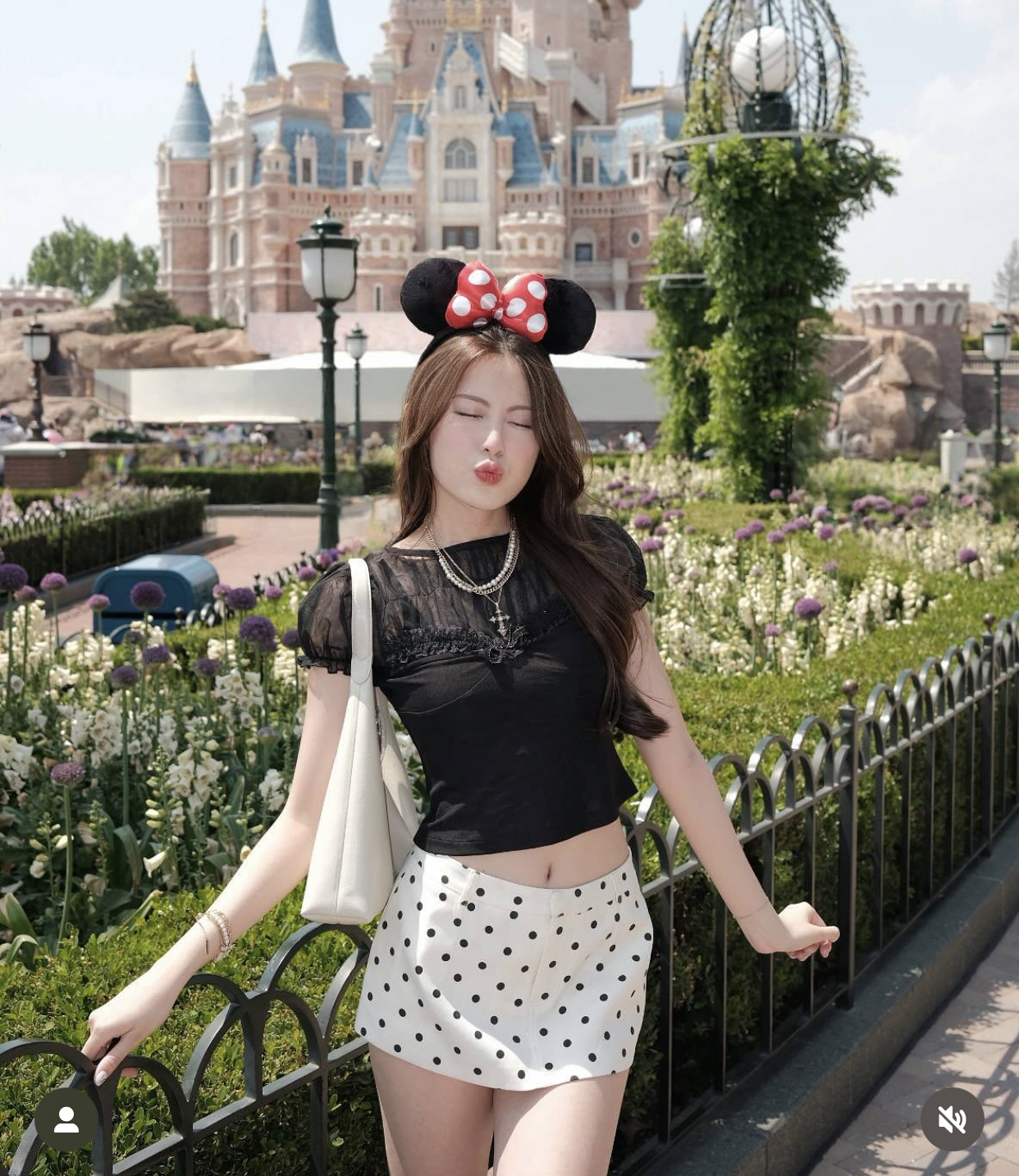 Tăng Mỹ Hàn từng chia sẻ cô chưa từng can thiệp dao kéo để trở nên đẹp hơn. Người đẹp khẳng định vẻ ngoài của bản thân là hoàn toàn tự nhiên.   Tăng Mỹ Hàn sở hữu vẻ ngoài thu hút với sắc vóc gợi cảm, làn da trắng hồng và khuôn mặt hài hòa.