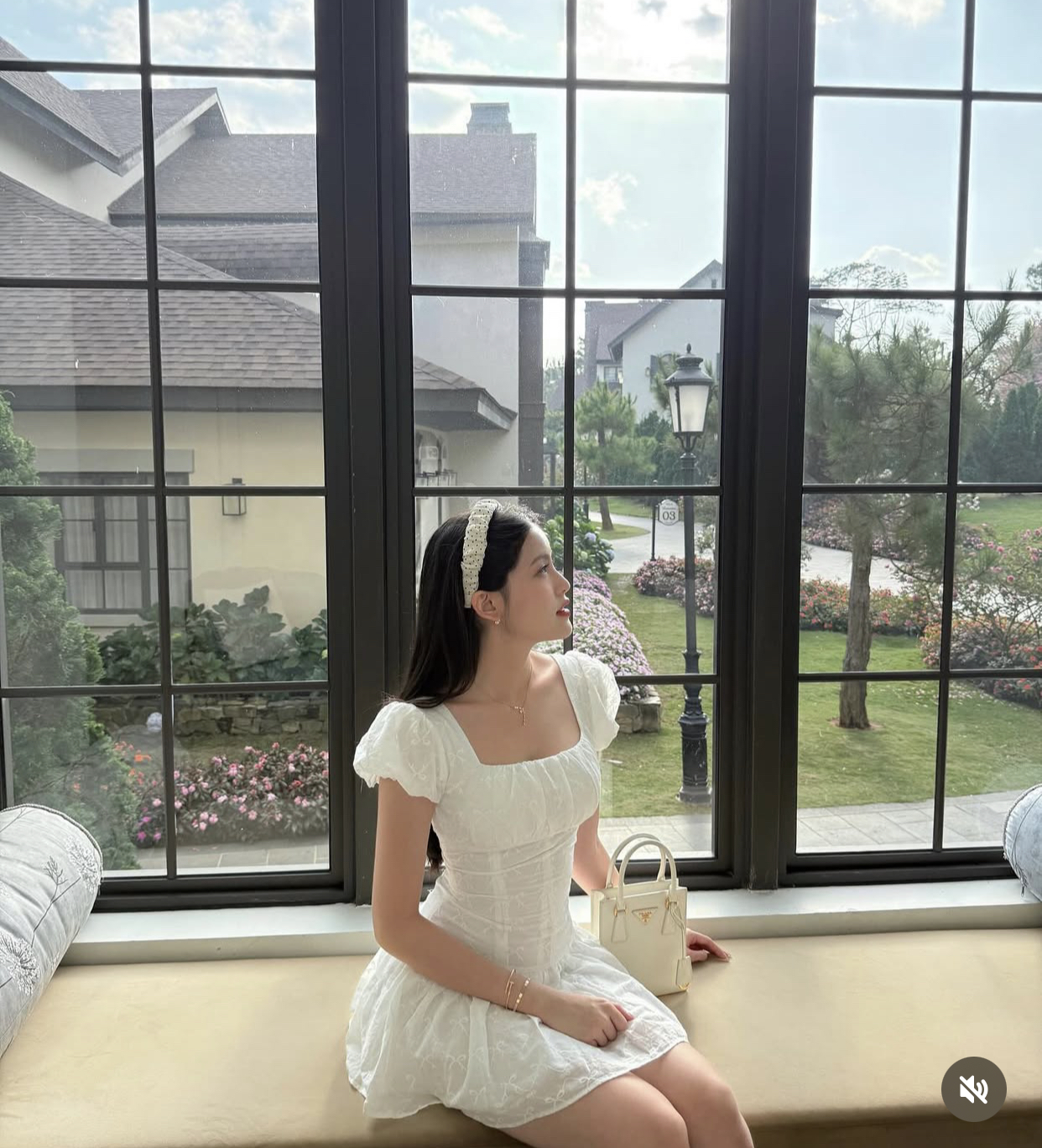 Diện kiểu váy đặc trưng của phong cách romantic vintage hoặc cottagecore, gợi nhớ đến các quý cô châu Âu cổ điển. Chất liệu ren hoặc cotton thêu hoa giúp tăng vẻ dịu dàng, trong sáng. Tôn dáng nữ tính nhưng vẫn giữ sự tinh khôi, nhẹ nhàng.