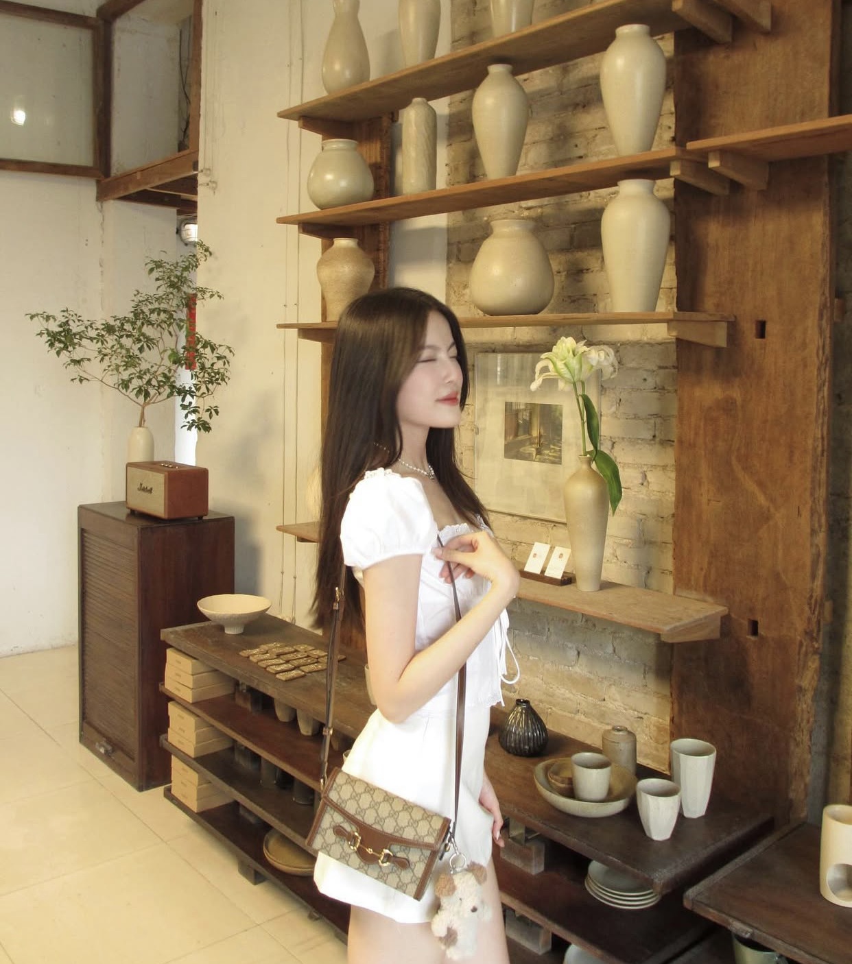 Bạn gái tin đồn nam rapper nổi tiếng thể hiện phong cách clean girl pha chút preppy cổ điển, với sự phối hợp khéo léo giữa trang phục đơn sắc và phụ kiện hàng hiệu sang trọng. Chiếc váy trắng kiểu dáng ôm nhẹ, tôn vóc dáng nhưng vẫn giữ vẻ nữ tính, túi xách thuộc nhà mốt Gucci mang đến sự cổ điển, thời thượng và là điểm nhấn cho outfit.