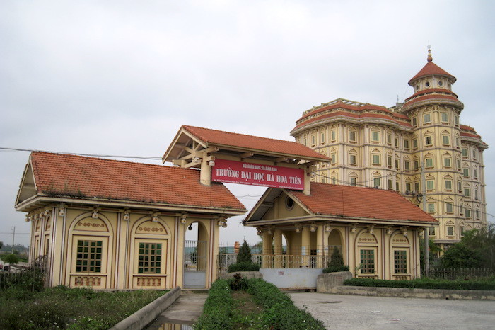 Trường đại học Hà Hoa Tiên đóng tại phường Hoàng Đông, thị xã Duy Tiên, tỉnh Hà Nam