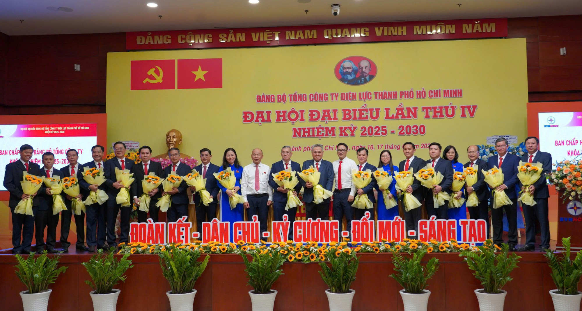 Ban chấp hành Đảng bộ EVNHCMC nhiệm kỳ 2025-2030 ra mắt đại hội - Ảnh: EVNHCMC