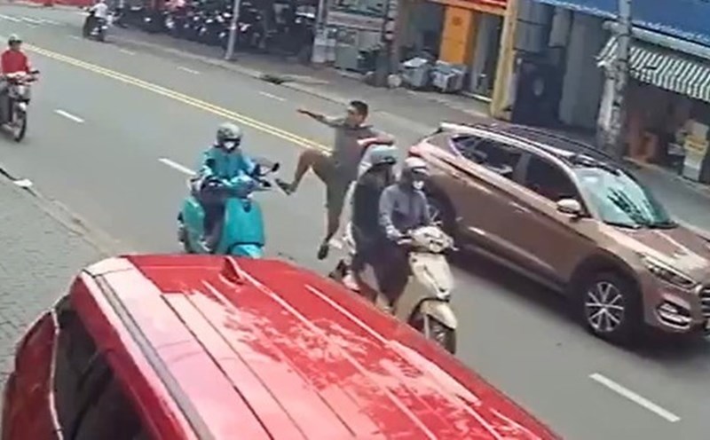 Để thói hành xử côn đồ hết đường sống Người đàn ông đạp ngã phụ nữ lái xe công nghệ đã bị bắt khẩn cấp