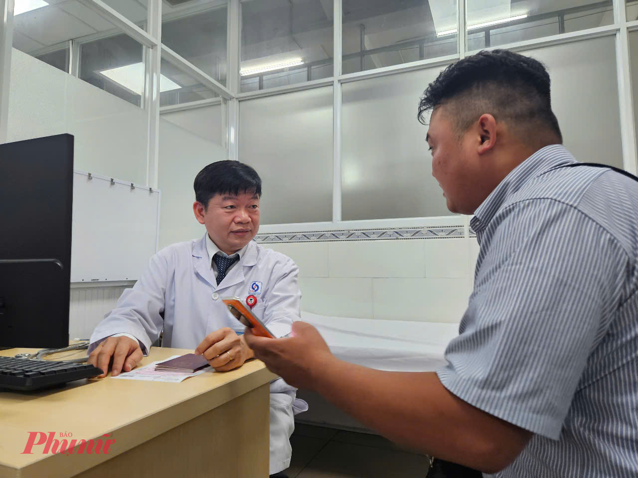 Bệnh nhân người nước ngoài đang được thăm khám tại Bệnh viện Đa khoa Sài Gòn, ảnh Phạm An