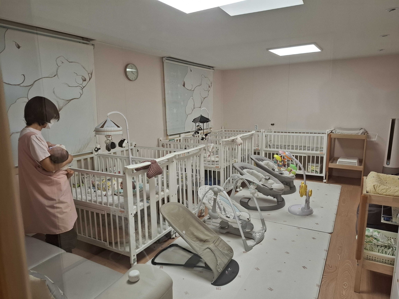 Những người chăm sóc của Babybox Korea làm việc 24 giờ/ngày bên cạnh các em bé - Ảnh: Shin Ji-hye/The Korea Herald