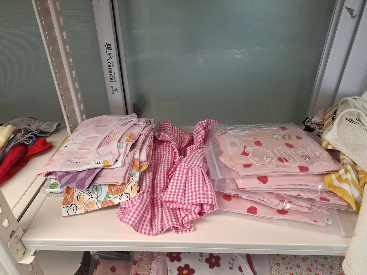 Quần áo quyên góp cho các em bé được sắp xếp gọn gàng tại Babybox Korea - Ảnh: Shin Ji-hye/The Korea Herald