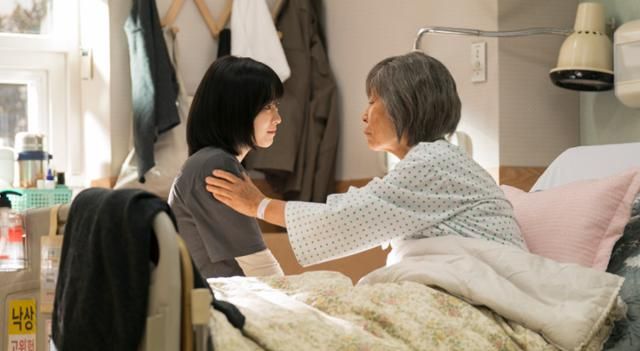 Bà ngoại của Mi-rae và Mi-ji dù già yếu và phải sống trong viện dưỡng lão nhưng lại là chỗ dựa tinh thần cho cả hai chị em