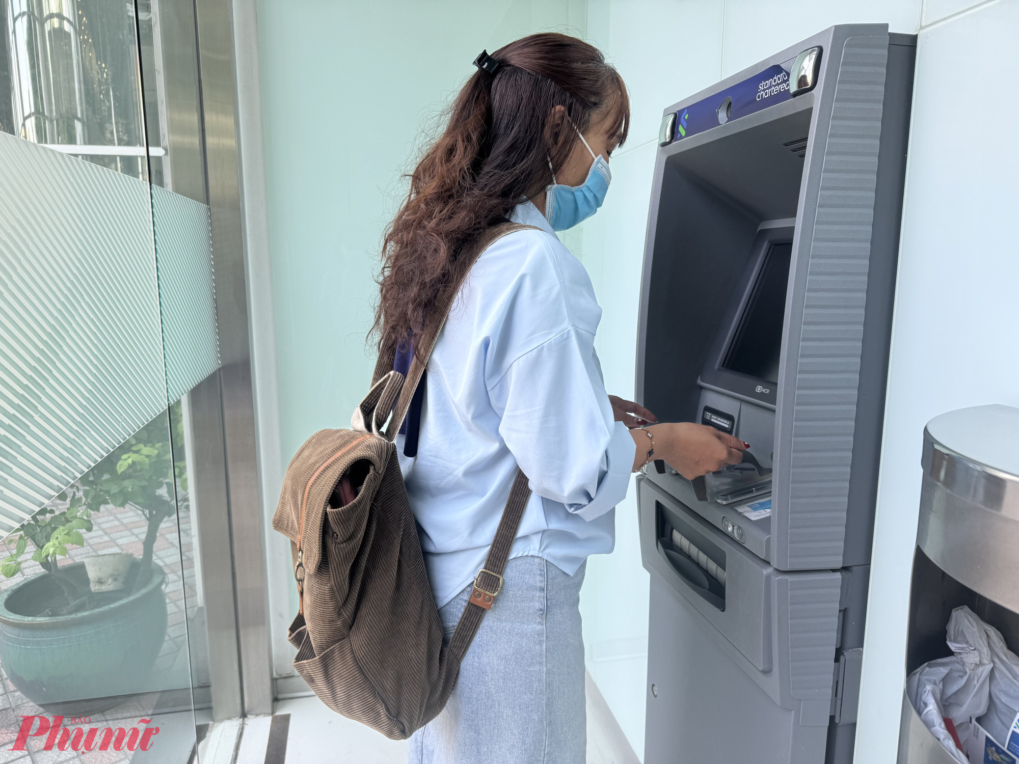 Khách hàng nên chủ động kiểm tra thẻ ATM mà mình đang sử dụng - Ảnh: Thanh Hoa