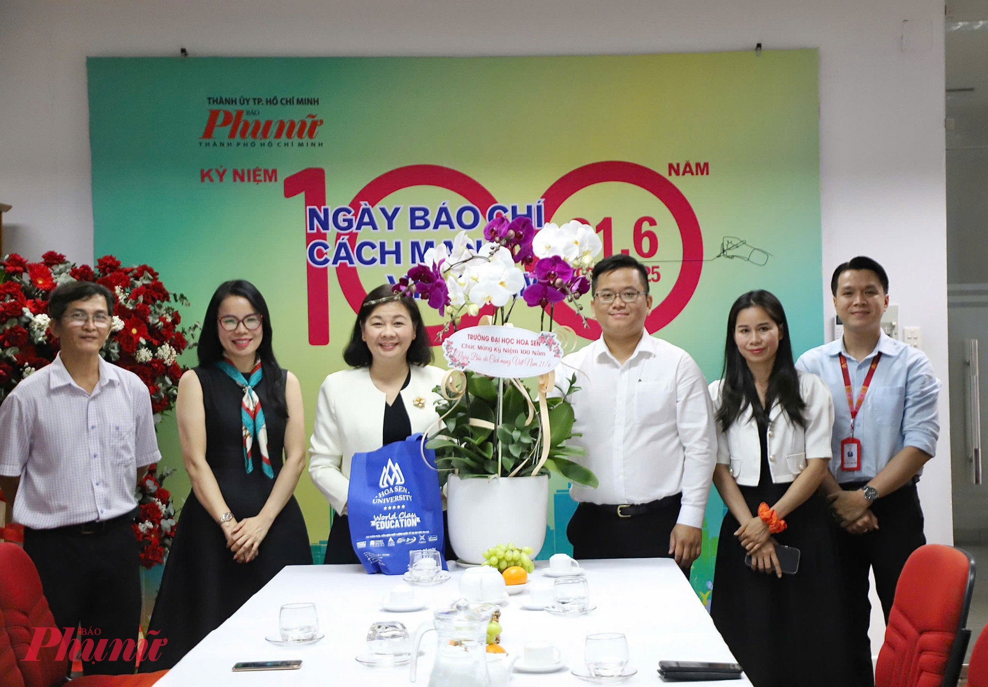 Nhân ngày vui của nghề, Báo cũng đón nhận tình cảm đặc biệt của trường Đại học Hoa Sen