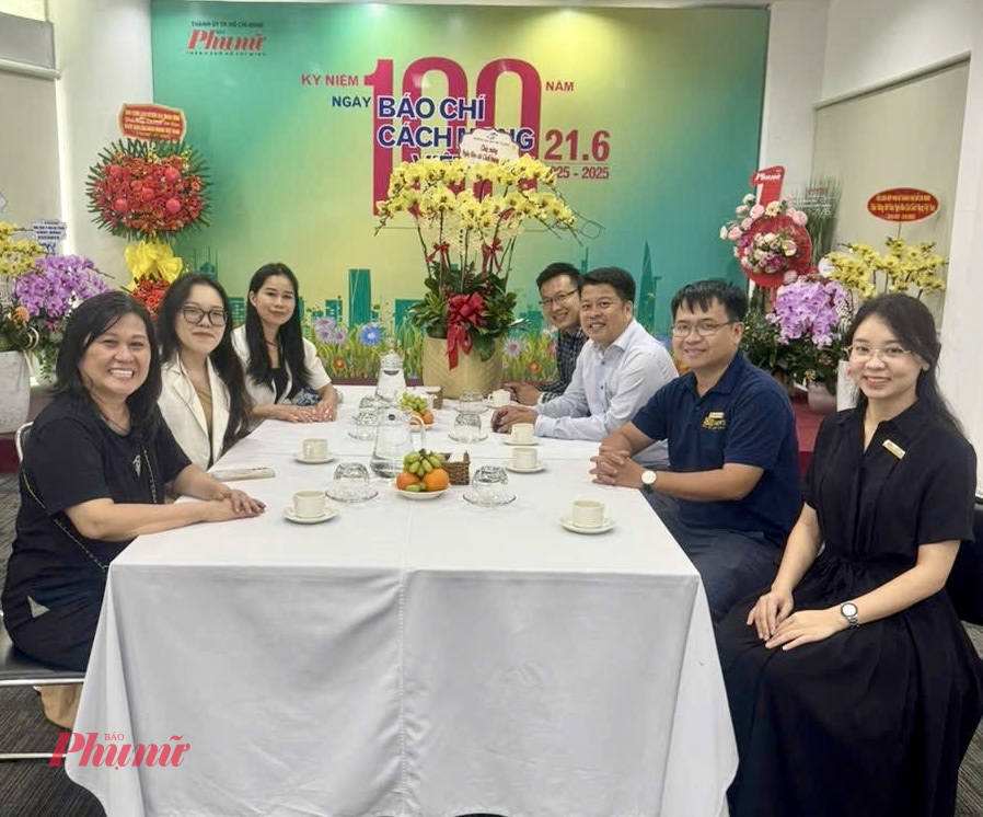 Đại diện Trường Đại học Mở TPHCM đến thăm, tặng hoa chúc mừng Báo Phụ nữ TPHCM