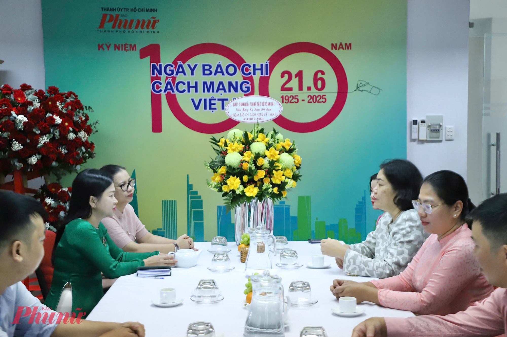 Báo Phụ nữ TPHCM đón nhận nhiều tình cảm ấm nồng từ các cơ quan, đơn vị Và gởi những đóa hoa tươi thắm