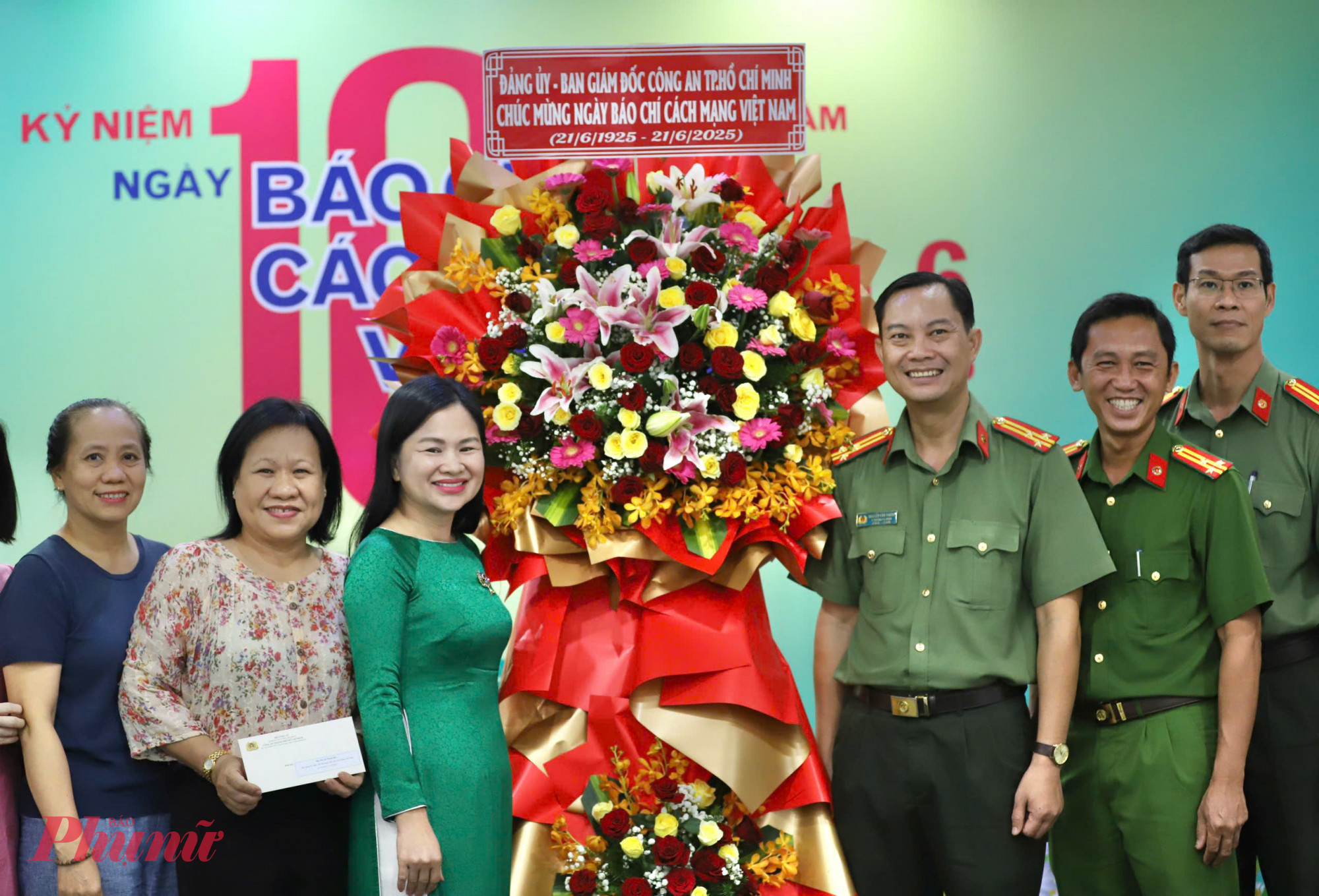 Báo Phụ nữ TPHCM đón nhận nhiều tình cảm ấm nồng từ các cơ quan, đơn vị Đoàn Công an TPHCM tặng hoa chúc mừng Báo Phụ nữ TPHCM