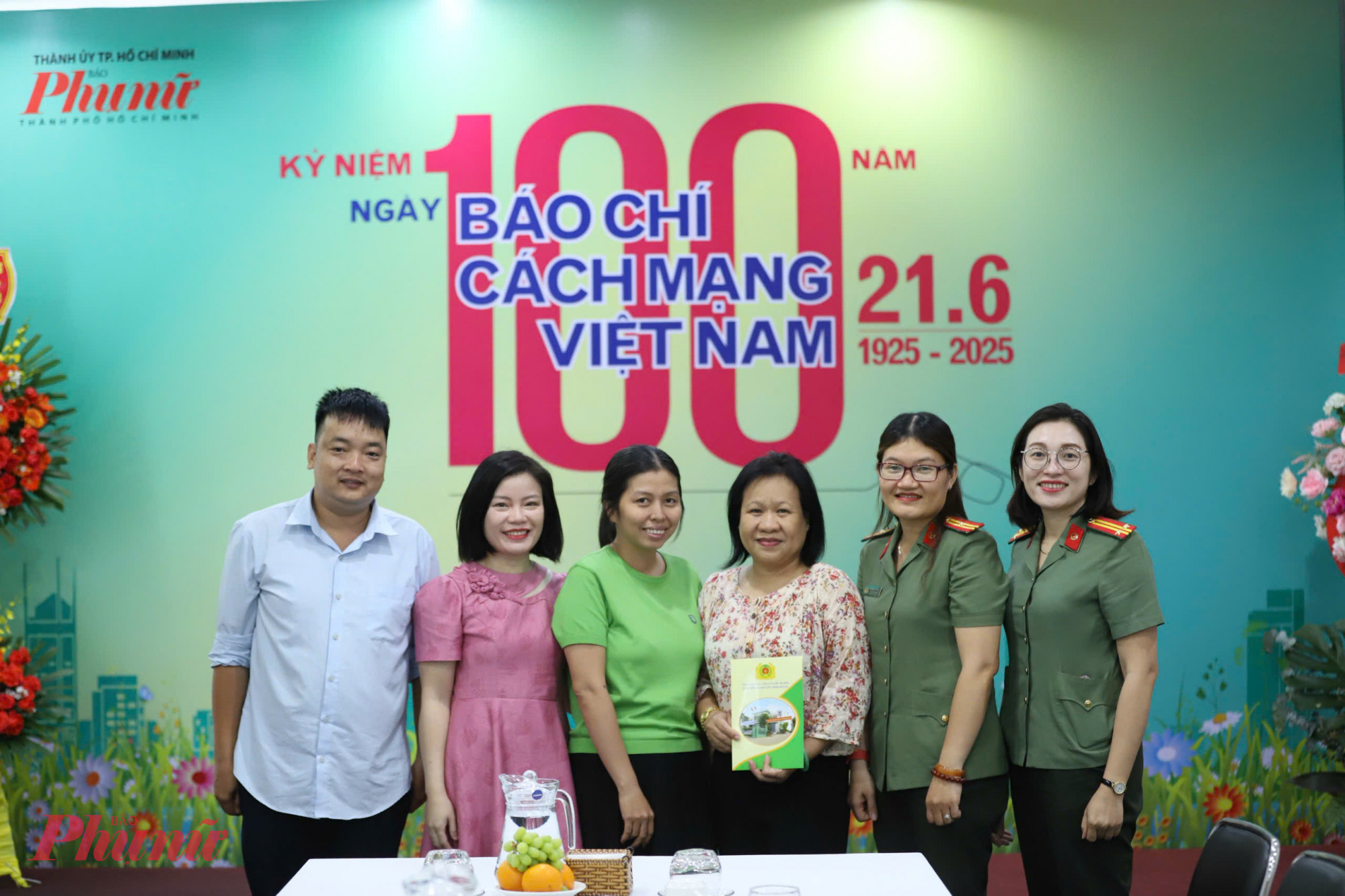 Báo Phụ nữ TPHCM đón nhận nhiều tình cảm ấm nồng từ các cơ quan, đơn vị Đại diện xí nghiệp in Minh Hoàng