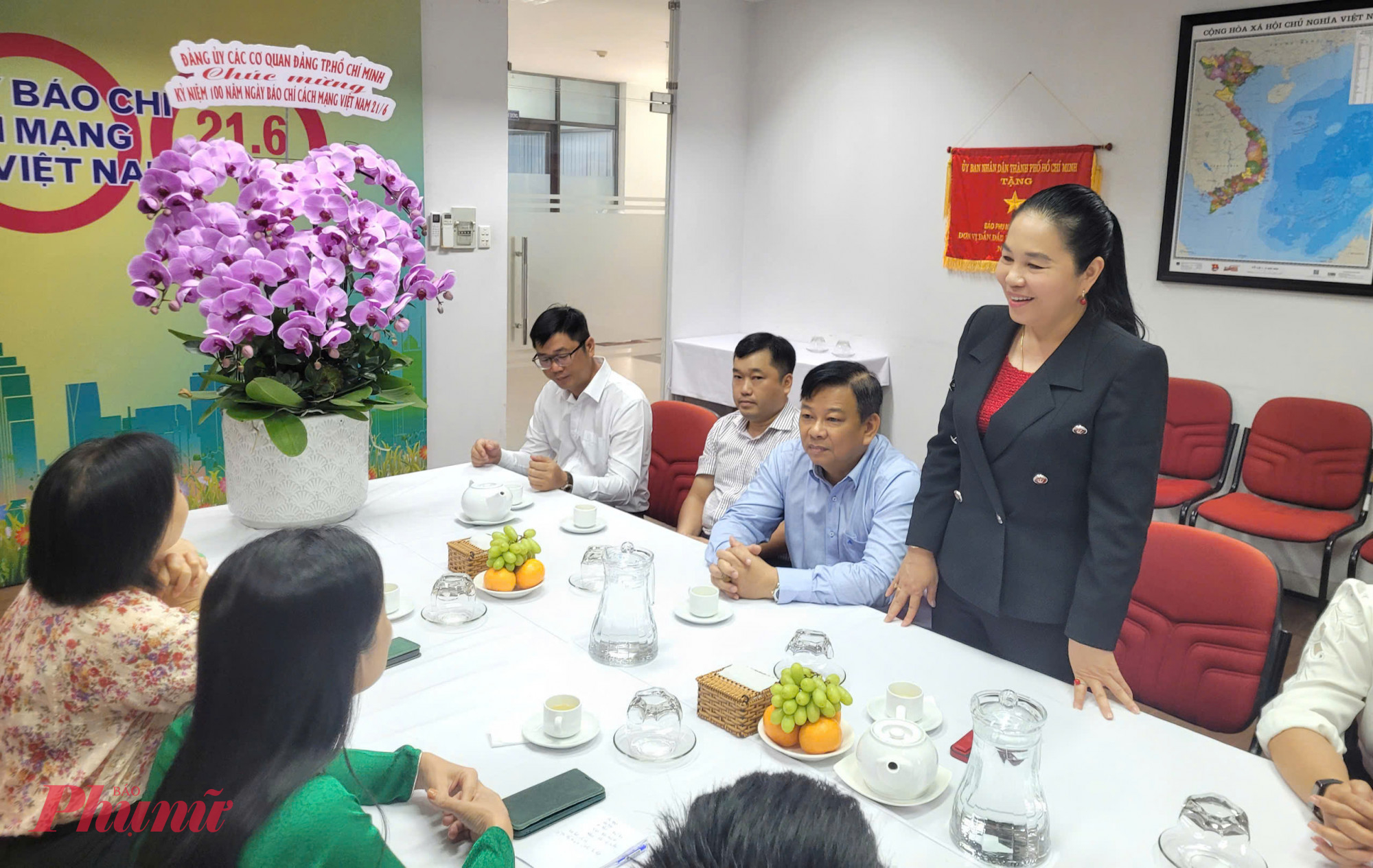 Báo Phụ nữ TPHCM đón nhận nhiều tình cảm ấm nồng từ các cơ quan, đơn vị Bà Lê Thị Hồng Nga - Phó Bí thư Đảng ủy các cơ quan Đảng thành phố
