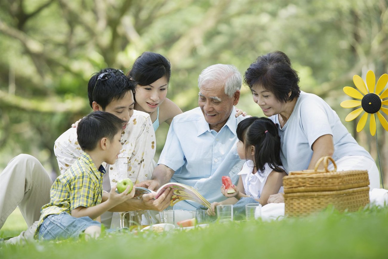 Hy vọng tuổi già của ba mẹ sẽ nhẹ nhàng, an vui bên con cháu (Ảnh minh họa)