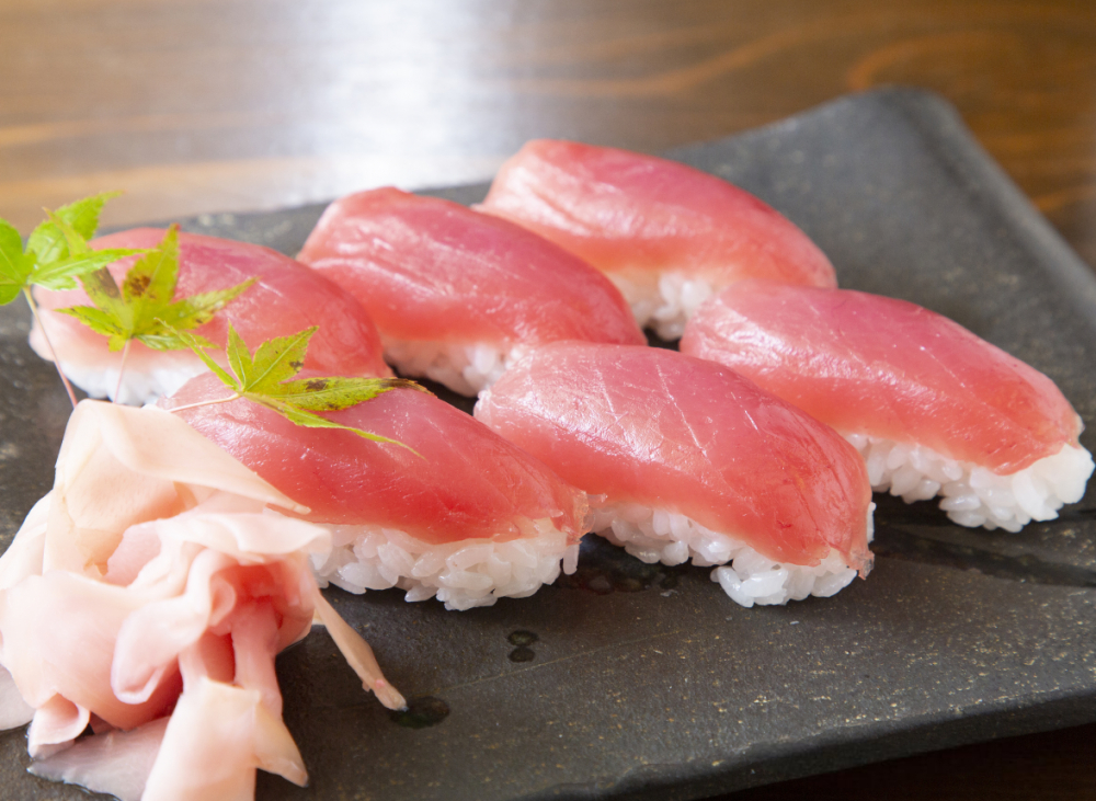 Khép lại hành trình, du khách có thể thư giãn tại suối nước nóng Katsuura Onsen – một trong những niềm tự hào của tỉnh Wakayama. Đừng quên thưởng thức Mehari Sushi – món cơm nắm bọc lá cải muối độc đáo, cùng hải sản tươi ngon, đặc biệt là cá ngừ – đặc sản trứ danh của vùng biển địa phương.