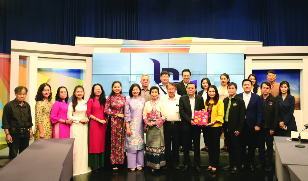 Phó bí thư thường trực Thành ủy TPHCM Nguyễn Thanh Nghị cùng Chủ tịch Hội Nhà báo TPHCM Nguyễn Tấn Phong  (thứ tám và thứ chín từ phải qua) trao tặng bằng khen của UBND TPHCM cho các cơ quan báo chí đã có thành tích xuất sắc trong công tác tuyên truyền nhiệm vụ chính trị, góp phần phát triển kinh tế - xã hội của thành phố - ẢNH: NGUYỄN QUANG