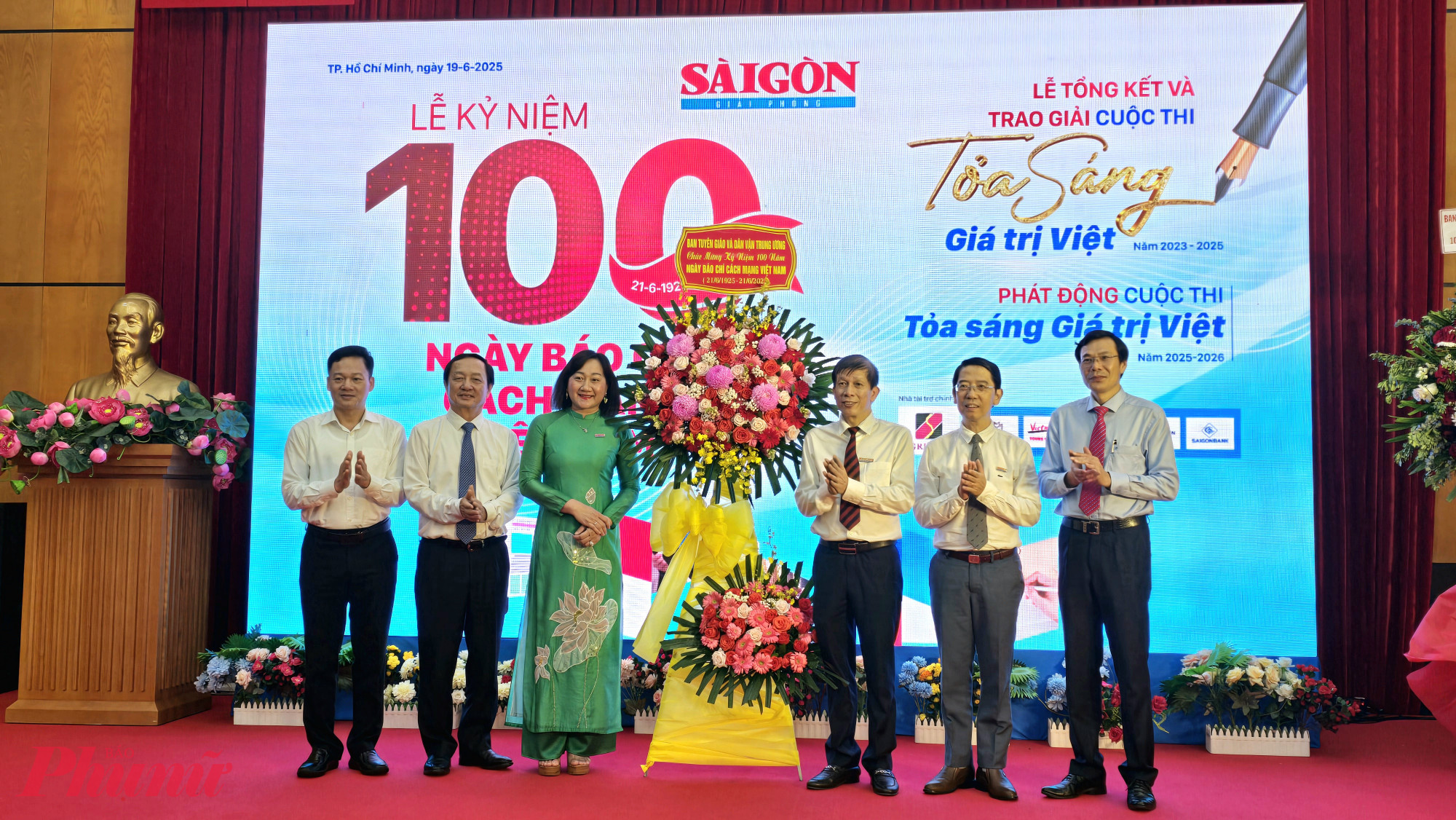 Báo SGGP nhận hoa chúc mừng từ các đơn vị tại chương trình họp mặt 